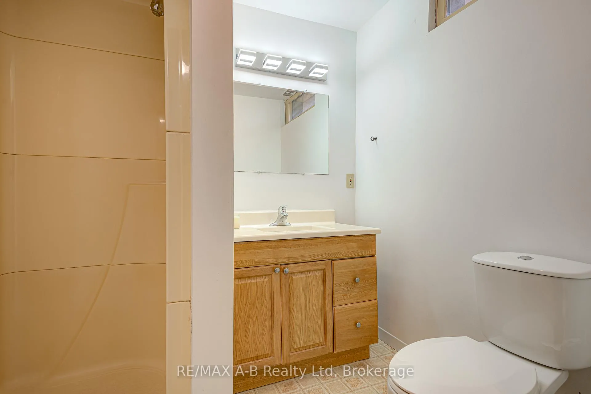 Photo 36 of 90 Windemere Crescent, Stratford — HOMEH