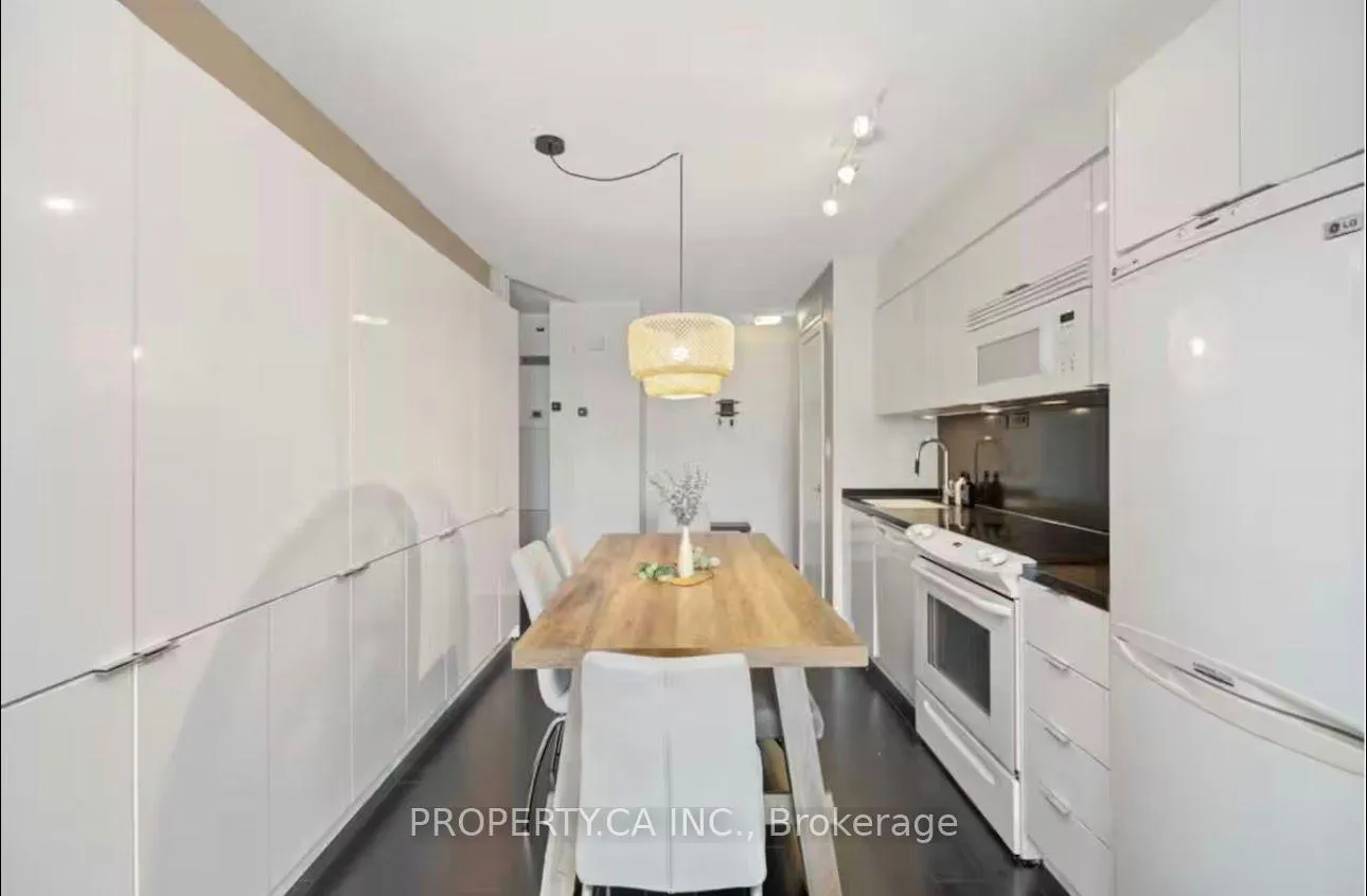 Photo 6 of Unit 341, 15 Iceboat Terrace, Toronto, Waterfront Communities — HOMEH