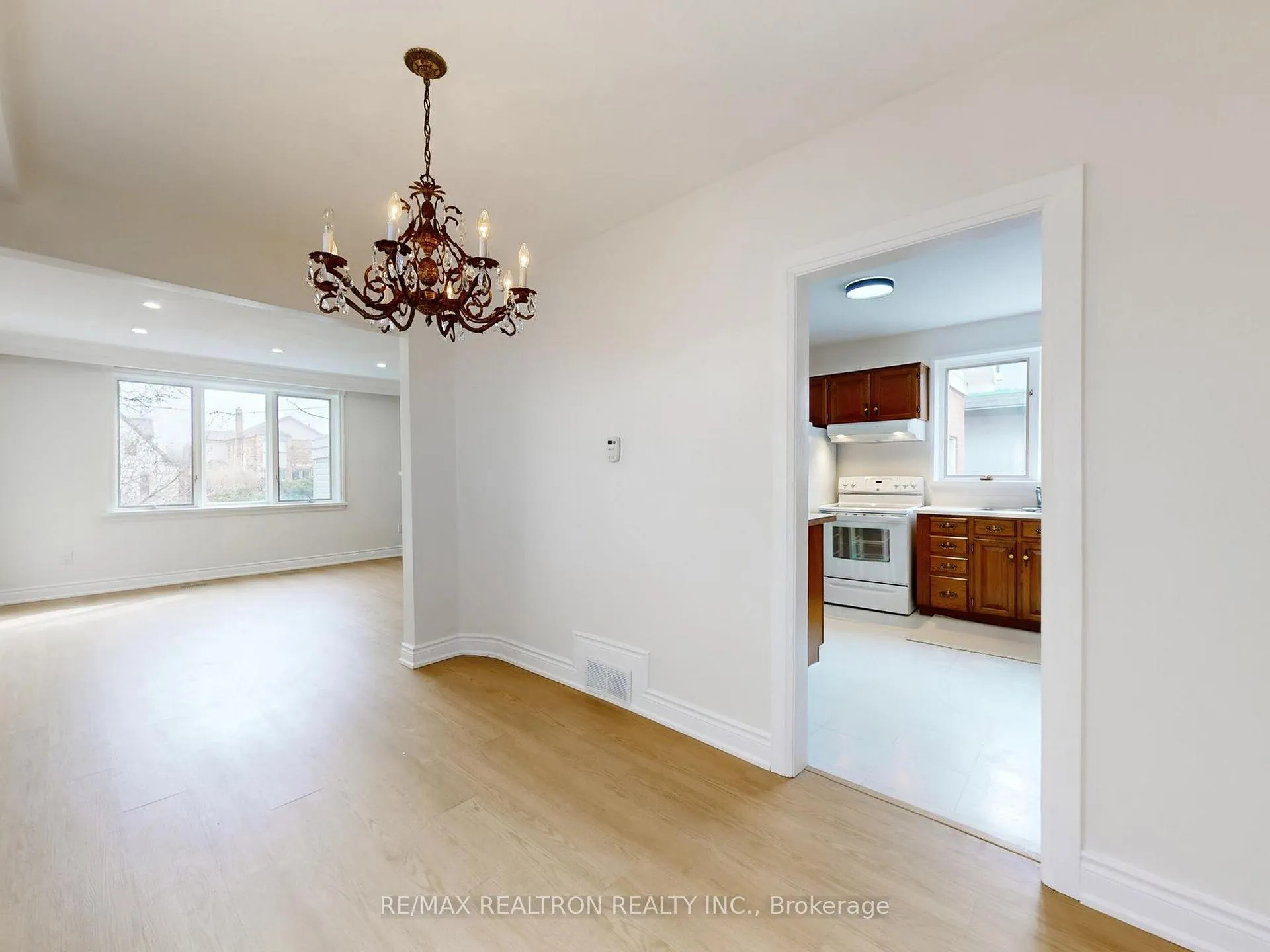 Photo 7 of 24 Hollaman Road, Toronto, Englemount-Lawrence — HOMEH