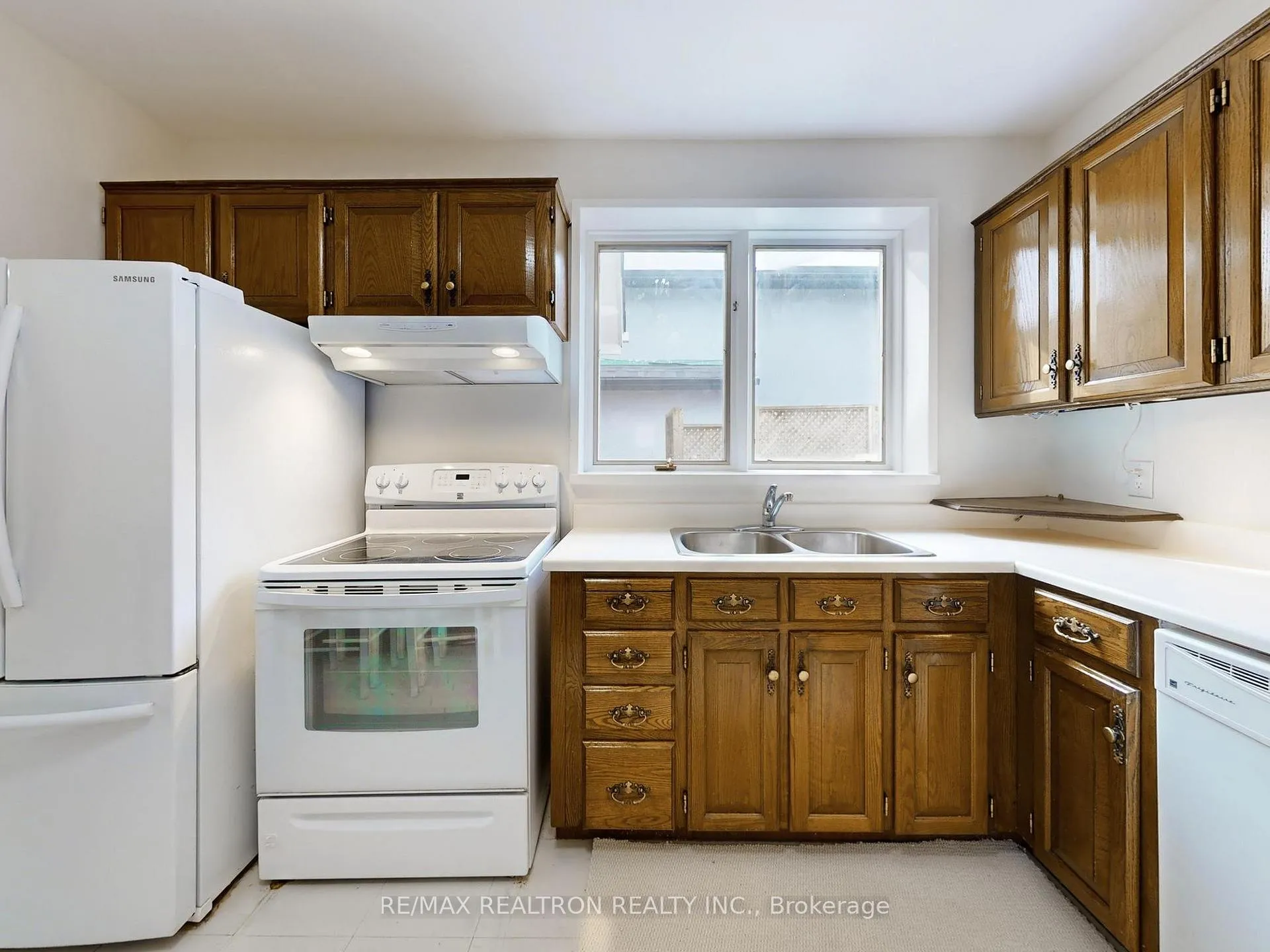 Photo 10 of 24 Hollaman Road, Toronto, Englemount-Lawrence — HOMEH