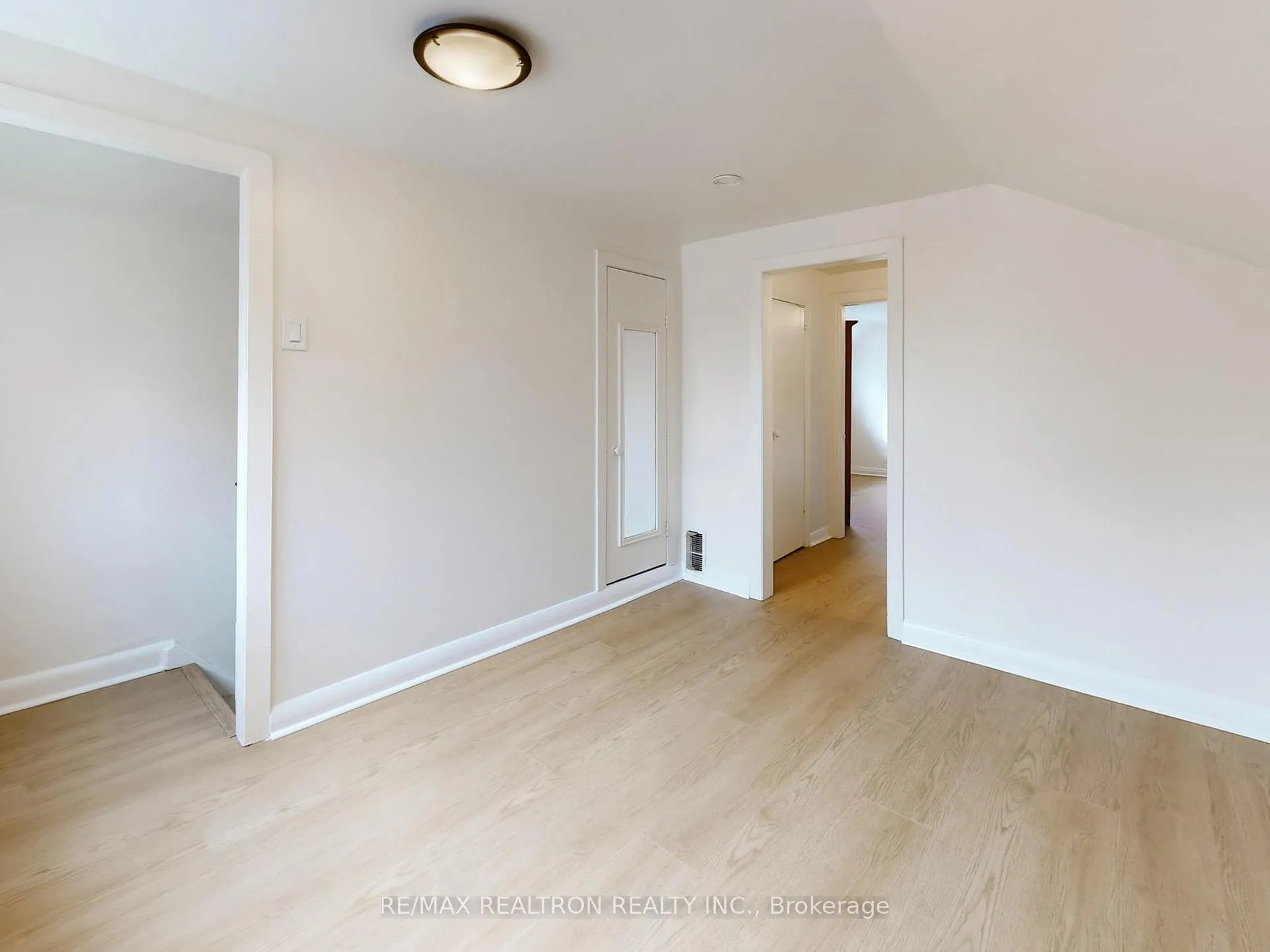 Photo 18 of 24 Hollaman Road, Toronto, Englemount-Lawrence — HOMEH