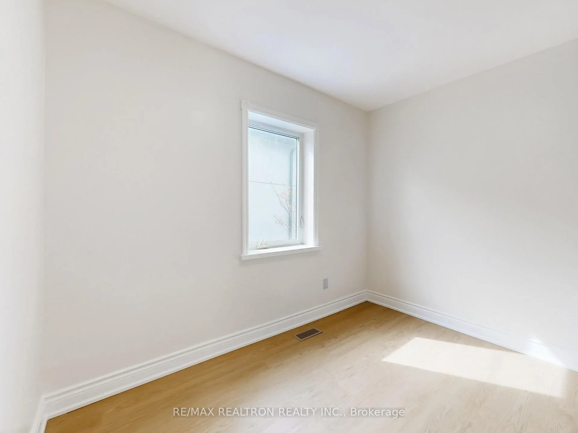 Photo 20 of 24 Hollaman Road, Toronto, Englemount-Lawrence — HOMEH