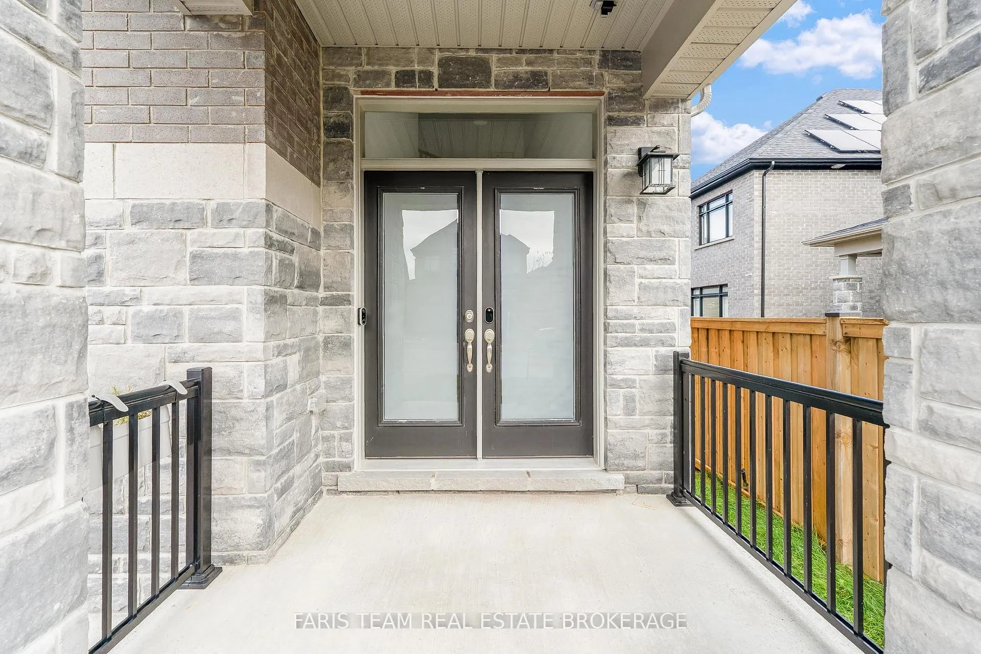 Photo 3 of 160 Franklin Trail, Barrie, Rural Barrie Southwest — HOMEH