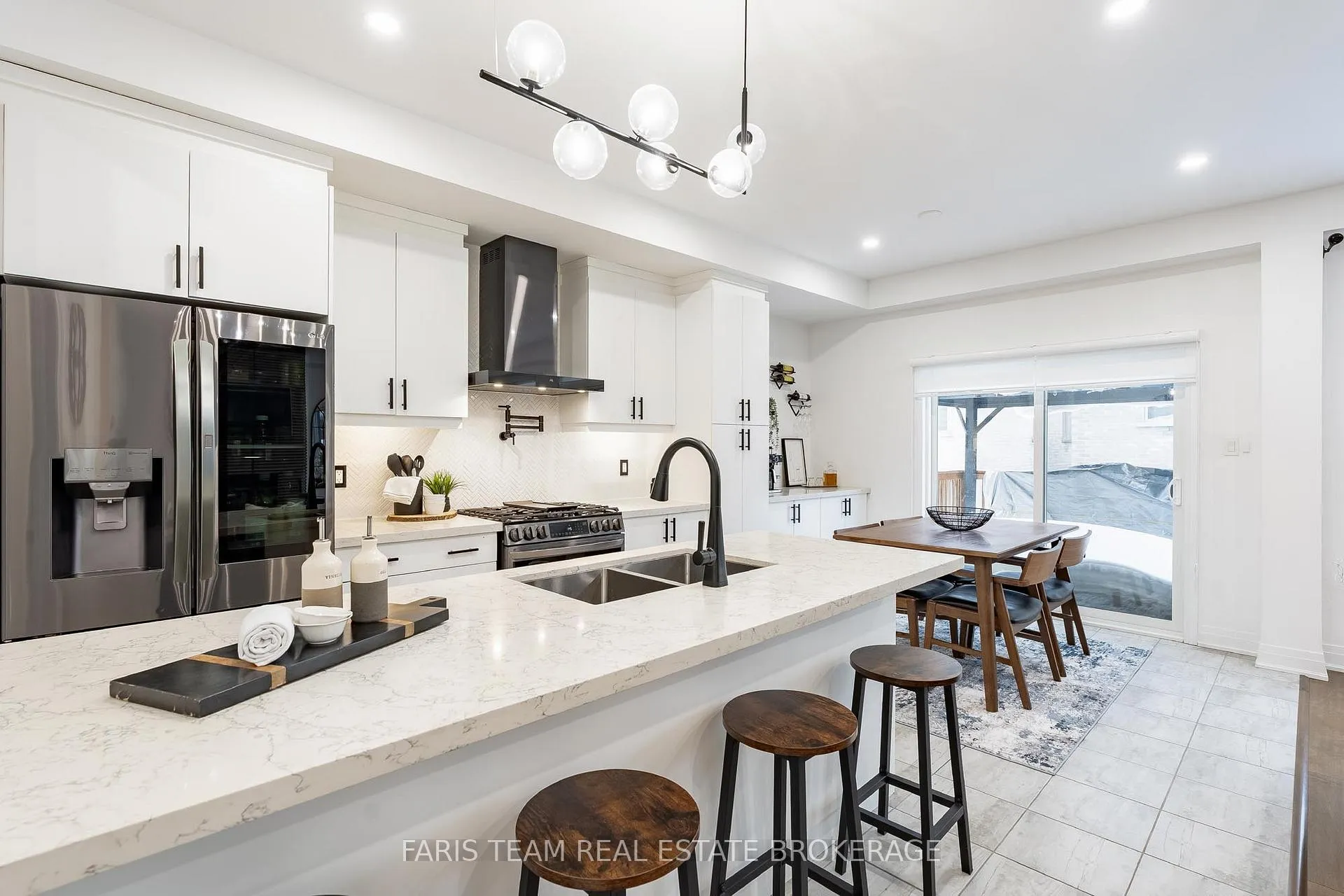 Photo 4 of 160 Franklin Trail, Barrie, Rural Barrie Southwest — HOMEH