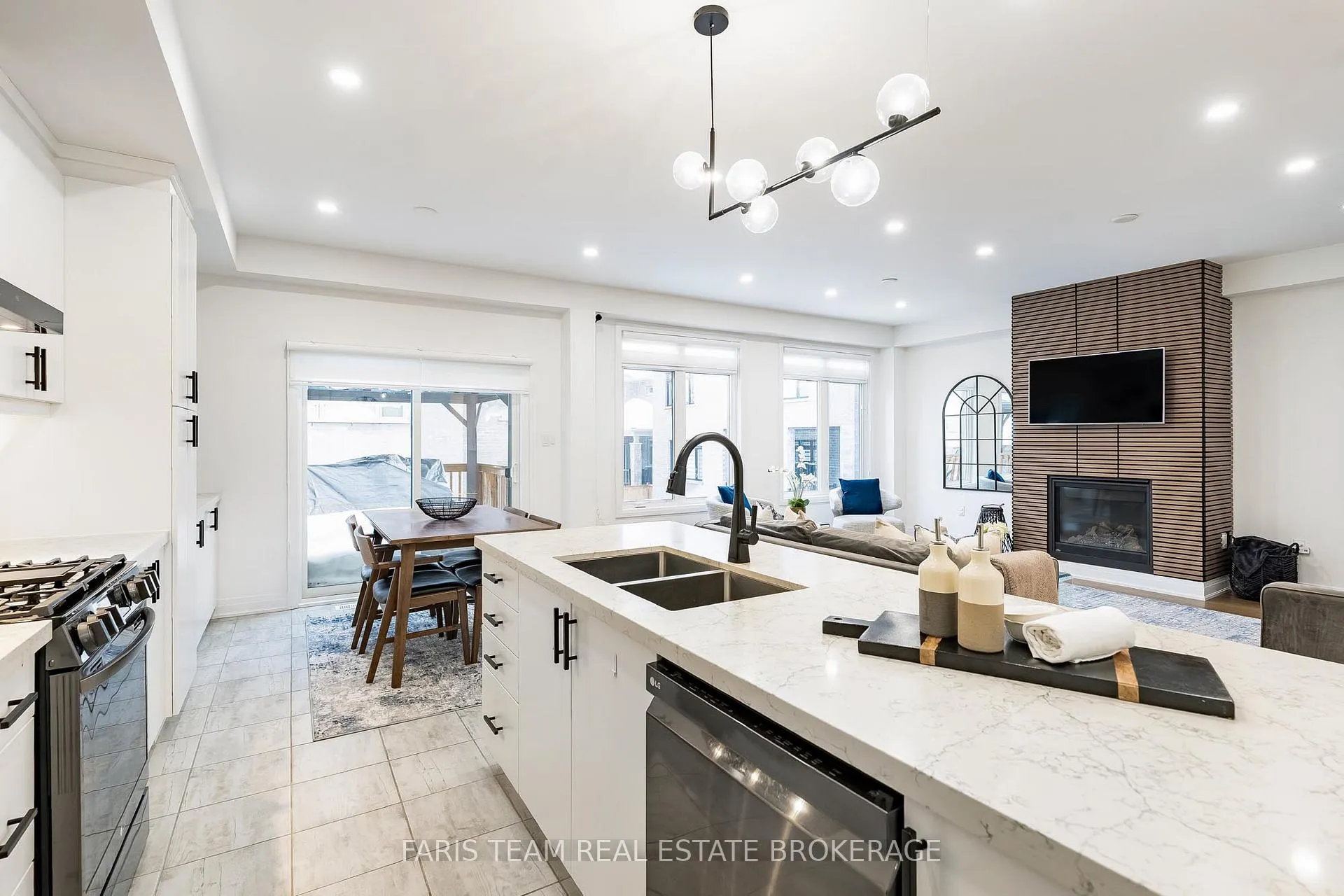 Photo 5 of 160 Franklin Trail, Barrie, Rural Barrie Southwest — HOMEH