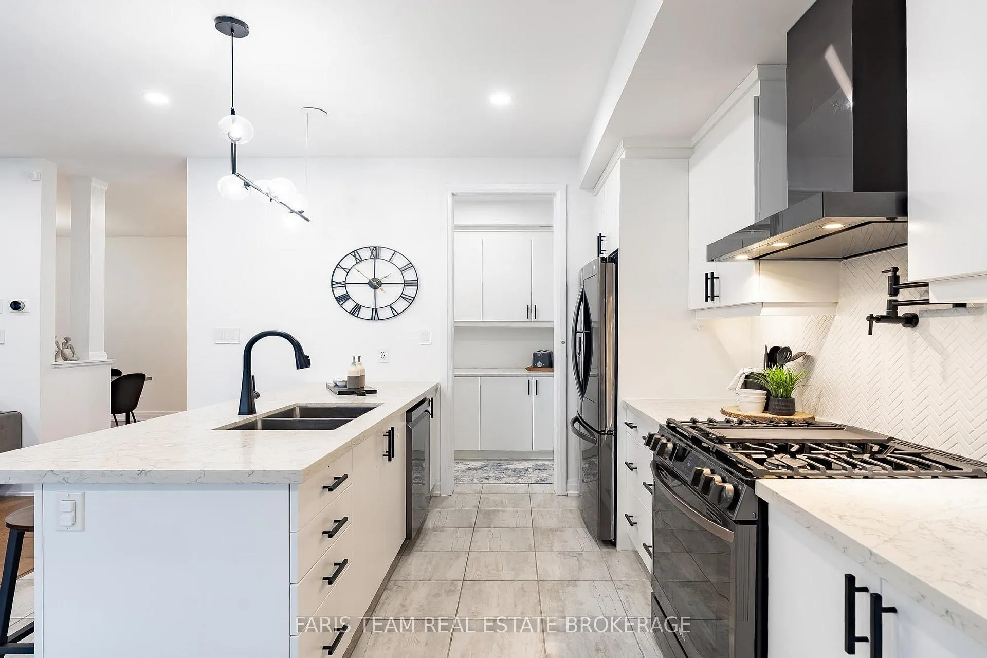 Photo 6 of 160 Franklin Trail, Barrie, Rural Barrie Southwest — HOMEH