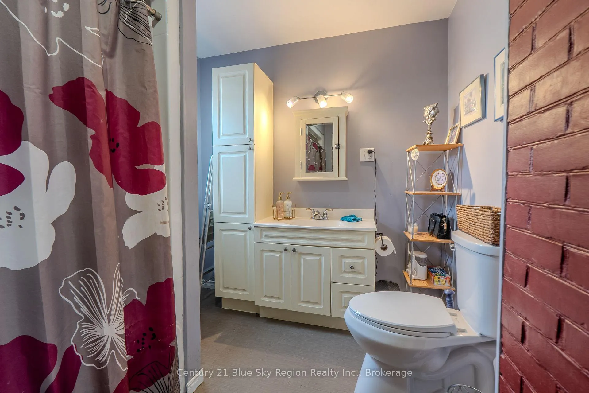 Photo 18 of 127 Fifth Avenue E, North Bay, Central — HOMEH