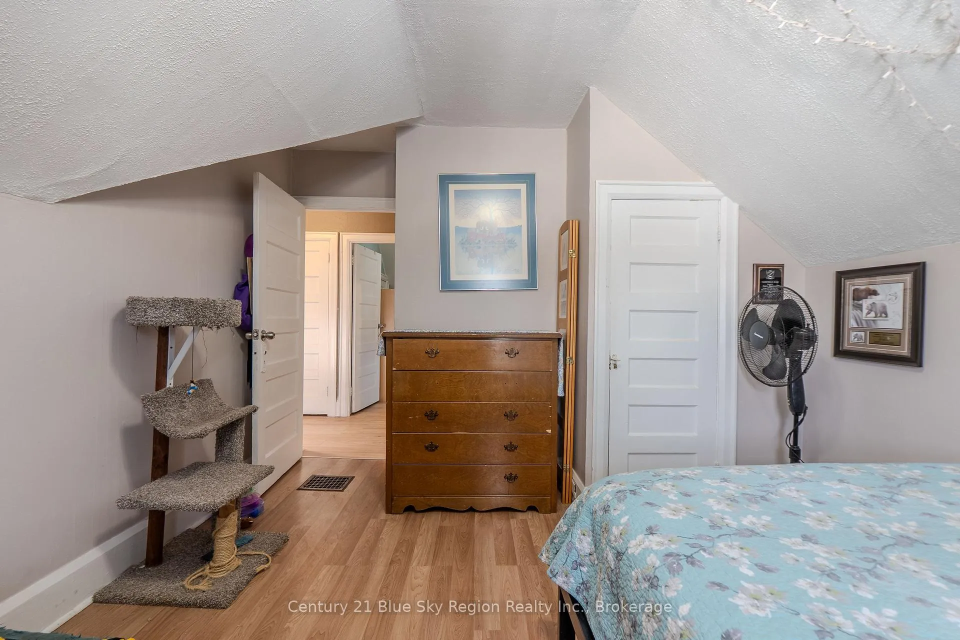 Photo 23 of 127 Fifth Avenue E, North Bay, Central — HOMEH