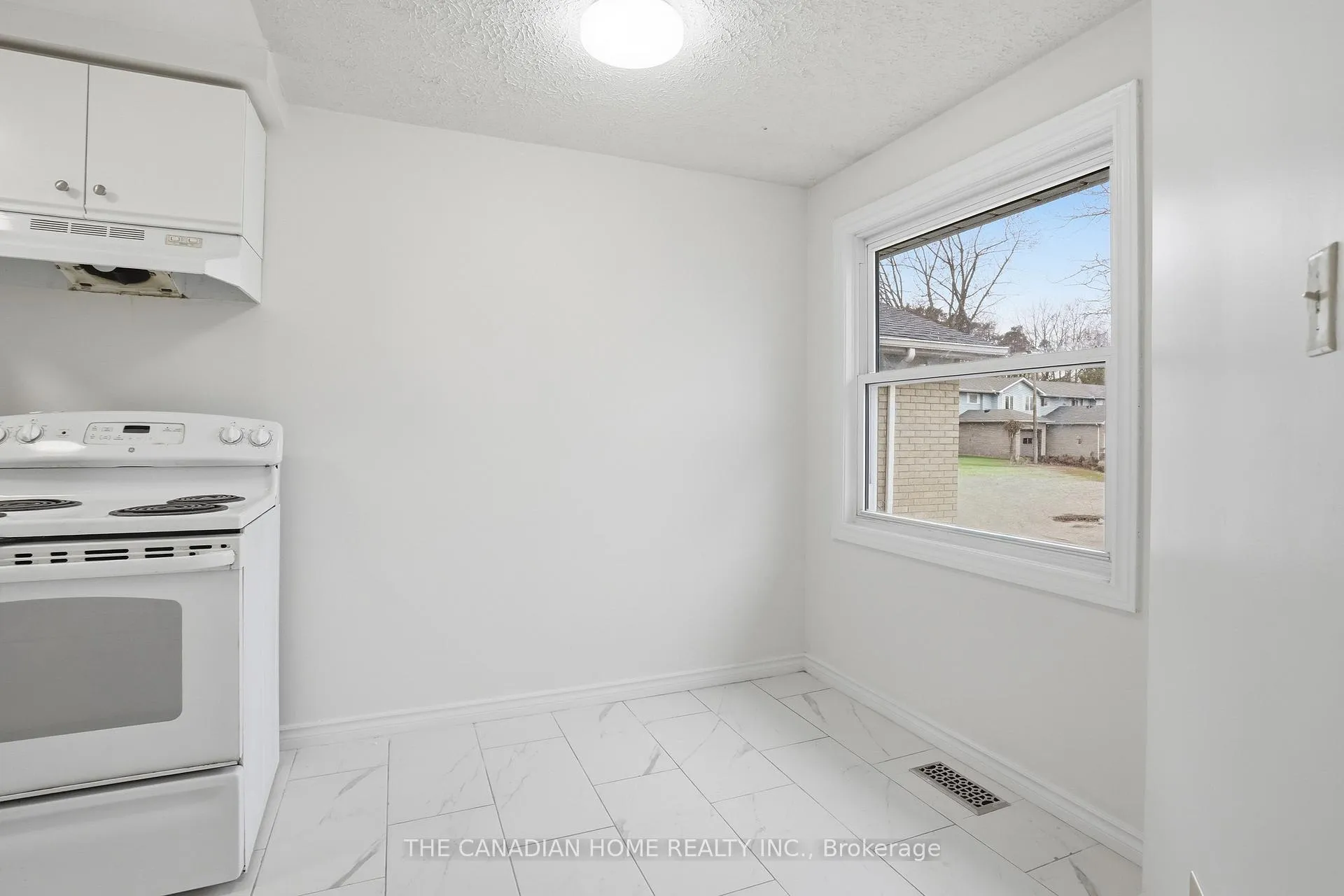 Photo 3 of 61 Freeman Crescent, Norfolk, Simcoe — HOMEH