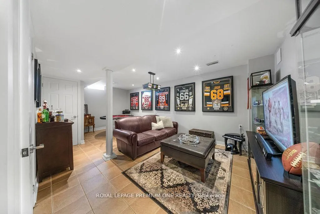Photo 39 of 99 Senator Way, Caledon, Bolton North — HOMEH