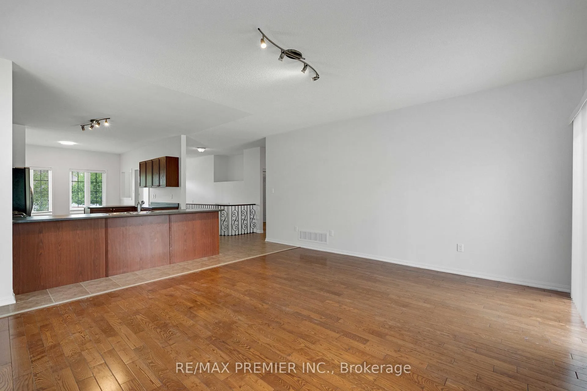 Photo 7 of 67 Meadowlark Boulevard, Wasaga Beach — HOMEH