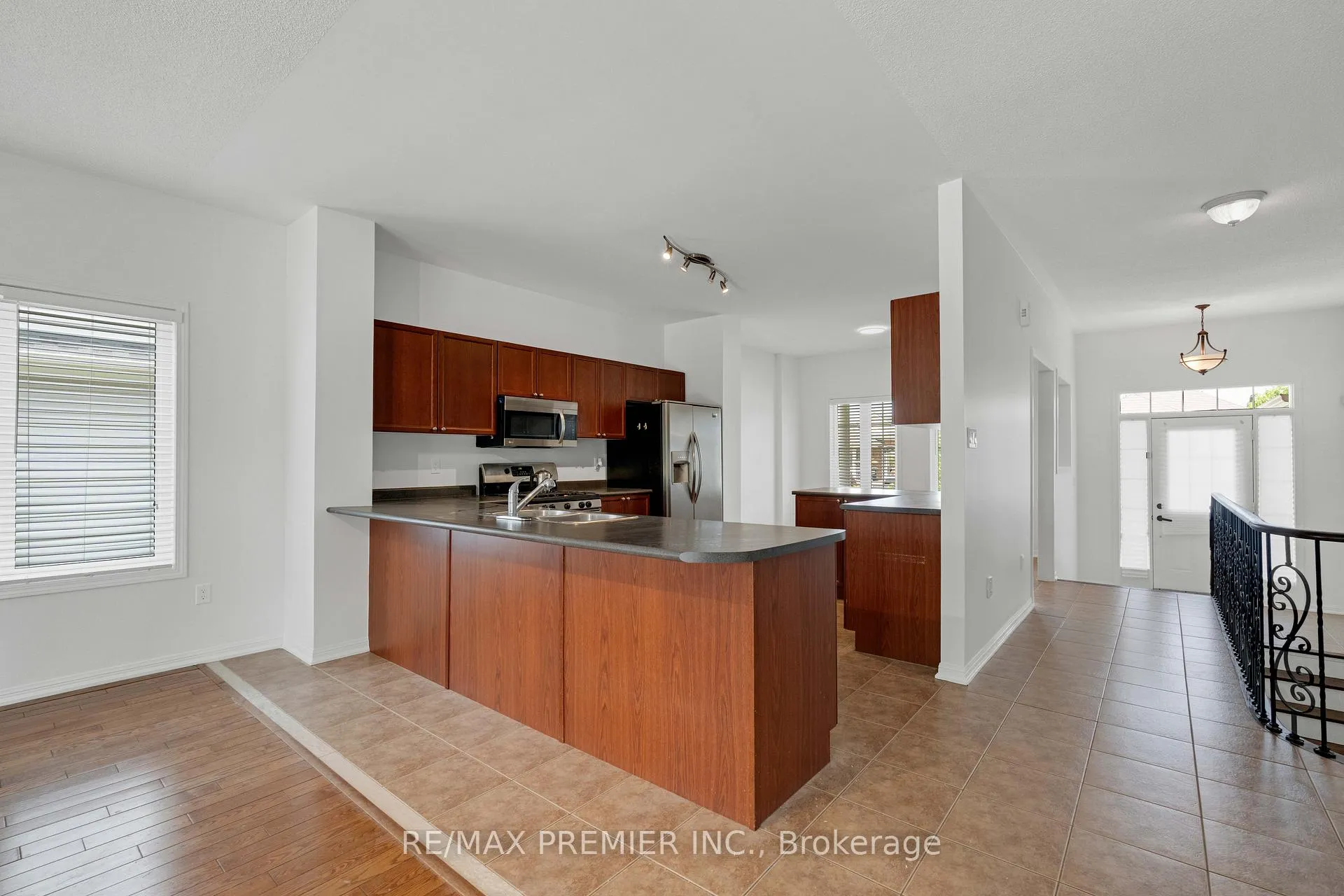 Photo 9 of 67 Meadowlark Boulevard, Wasaga Beach — HOMEH