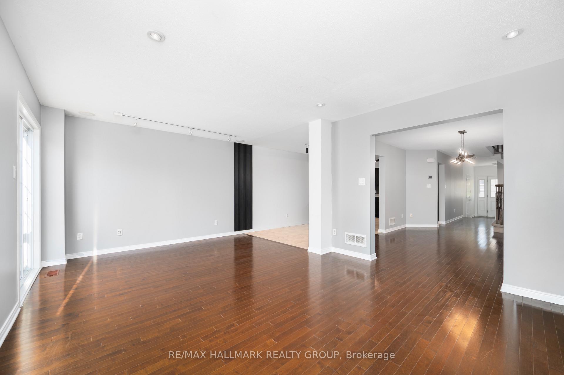 Photo 10 of 306 Tabaret Street, Ottawa, Kanata - Emerald Meadows/Trailwest — HOMEH
