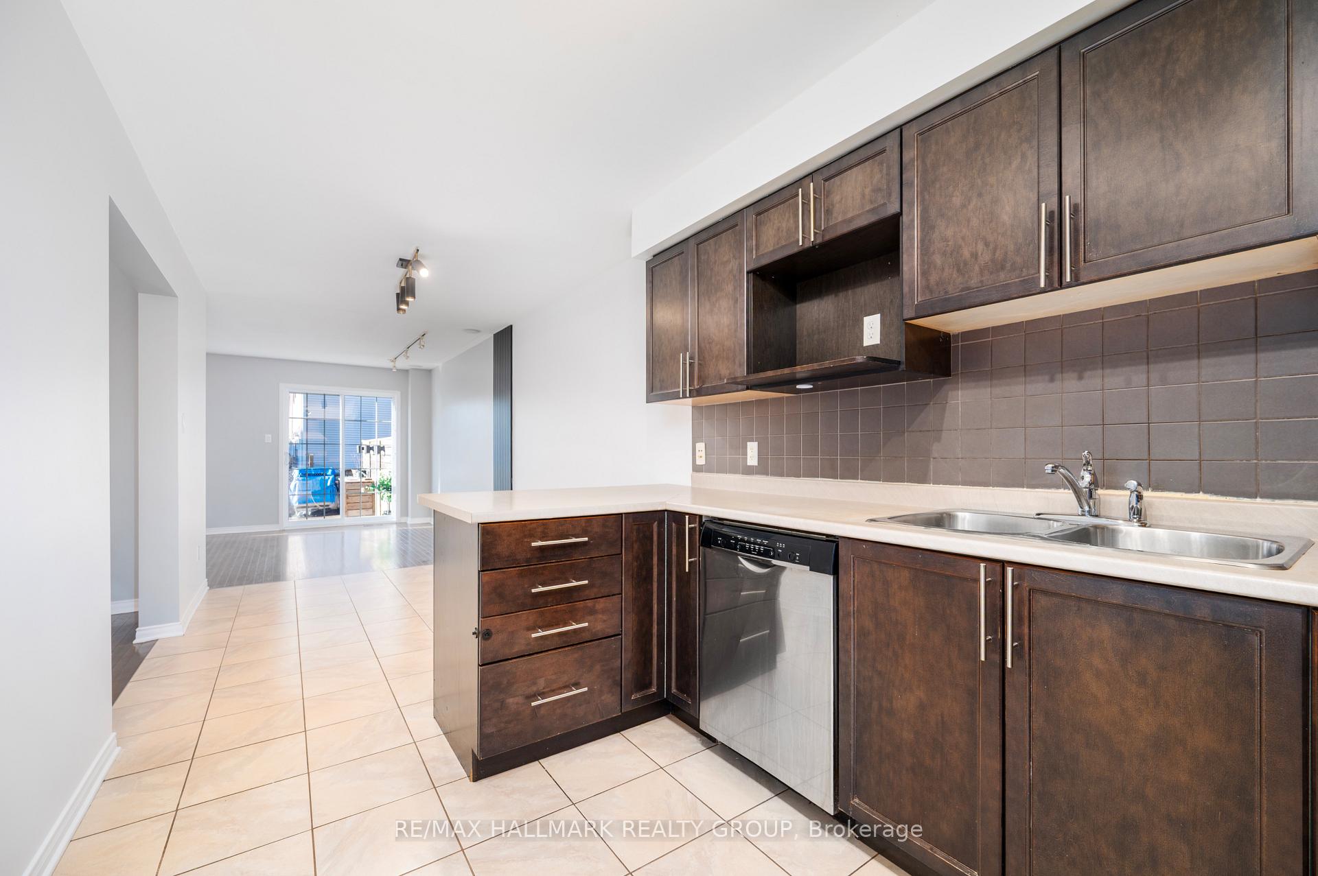 Photo 16 of 306 Tabaret Street, Ottawa, Kanata - Emerald Meadows/Trailwest — HOMEH