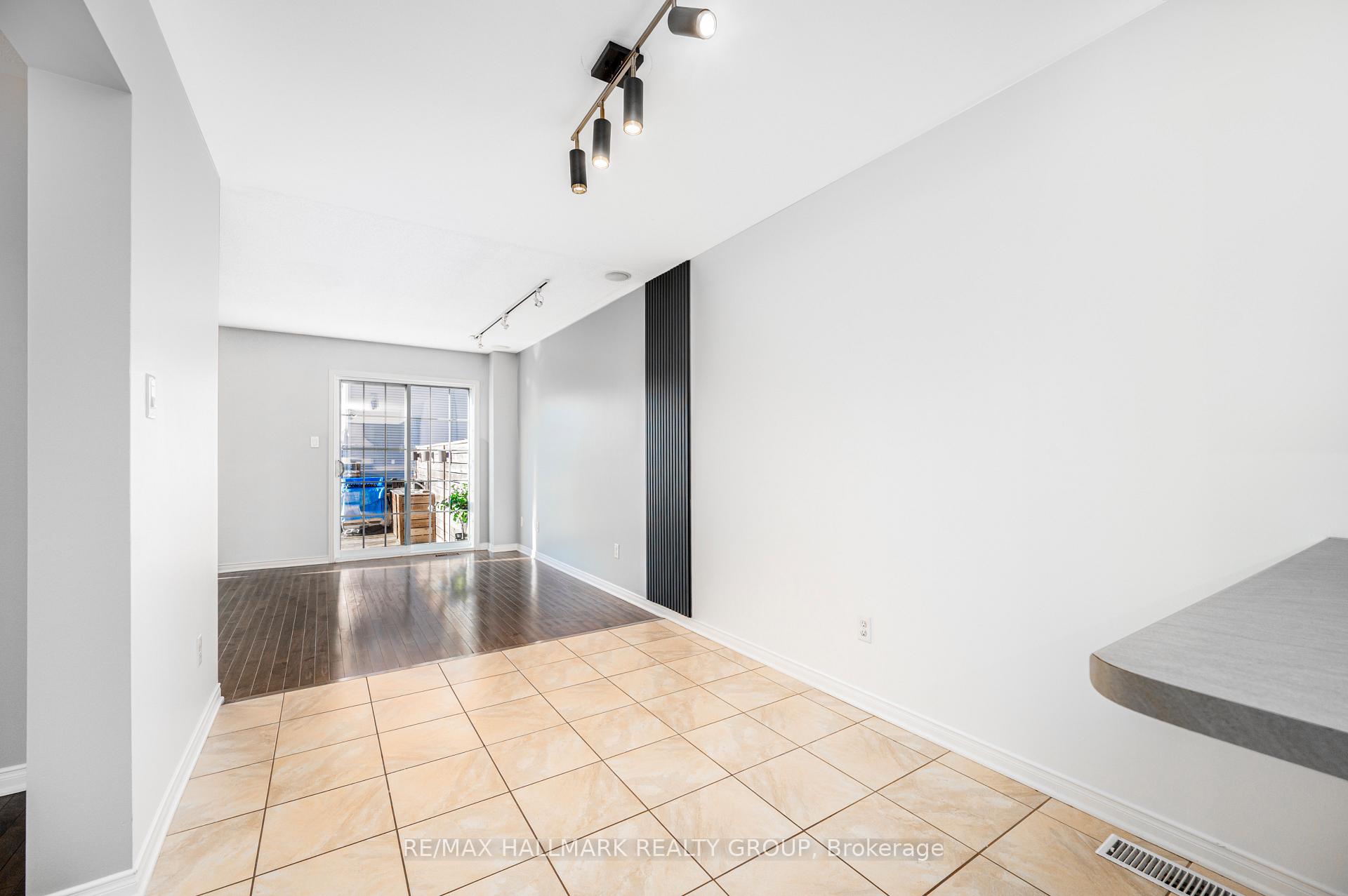 Photo 18 of 306 Tabaret Street, Ottawa, Kanata - Emerald Meadows/Trailwest — HOMEH