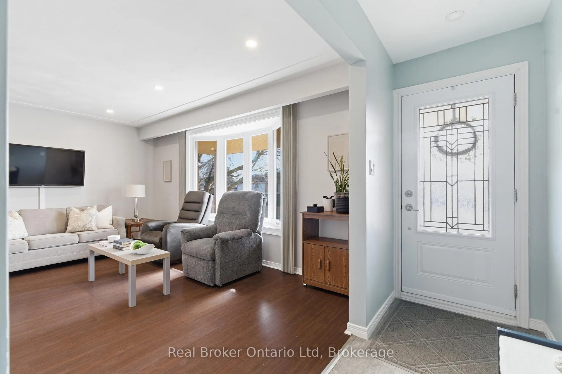 Photo 2 of 10 Brookside Crescent, Kitchener, Forest Heights — HOMEH
