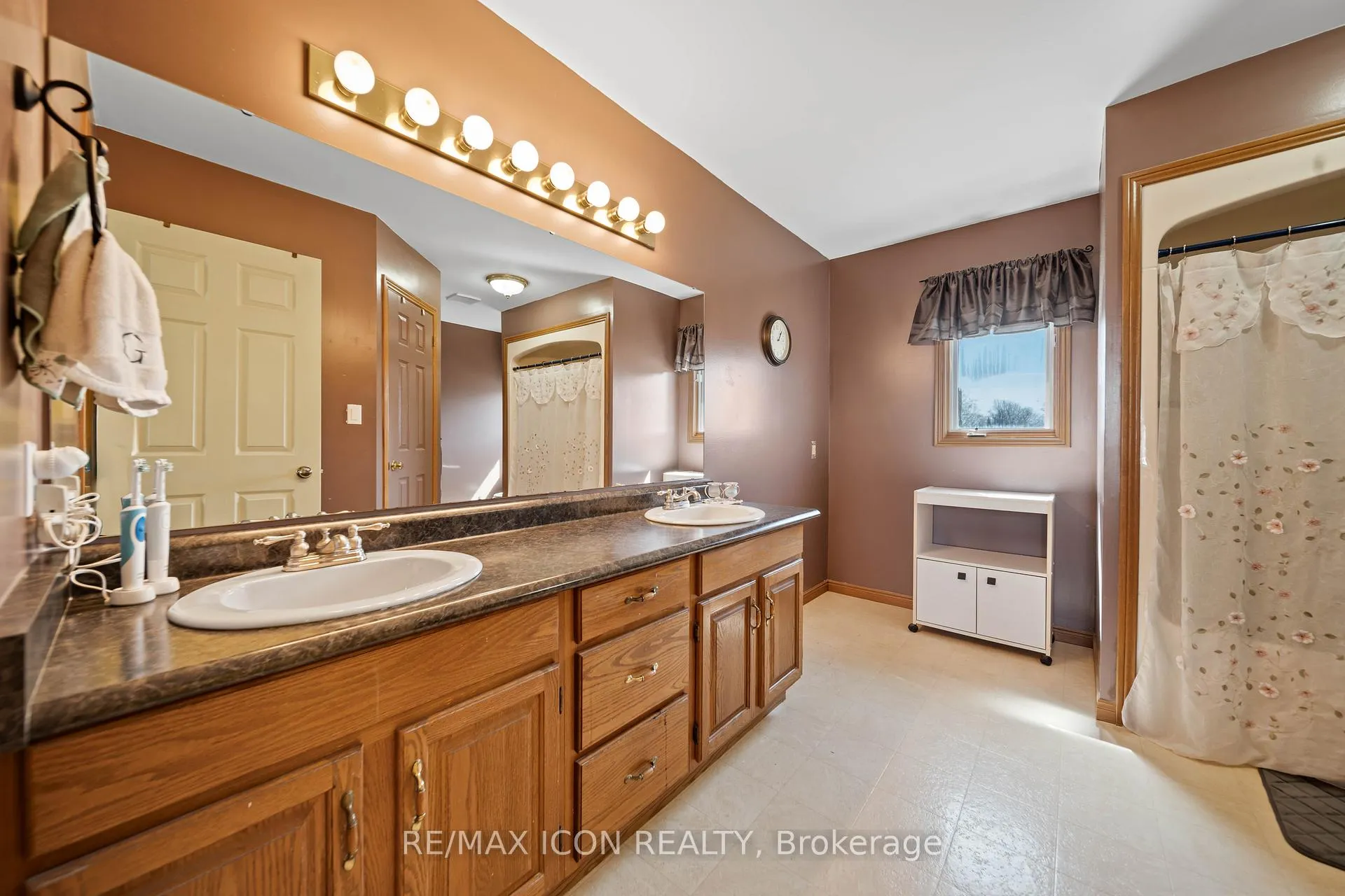 Photo 17 of 227 William Street E, North Middlesex, Parkhill — HOMEH
