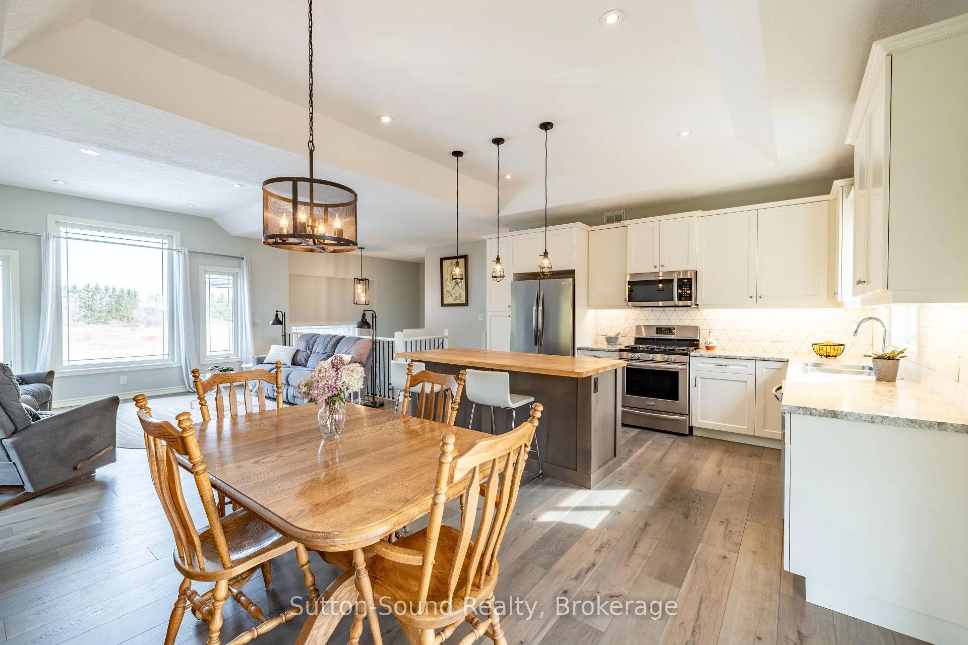 Photo 10 of 202 Meredith Way, Chatsworth — HOMEH