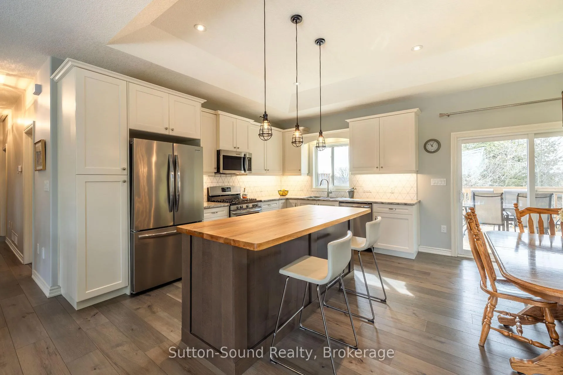 Photo 11 of 202 Meredith Way, Chatsworth — HOMEH