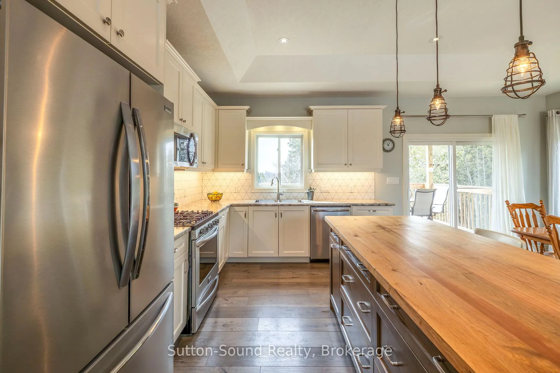 Photo 12 of 202 Meredith Way, Chatsworth — HOMEH