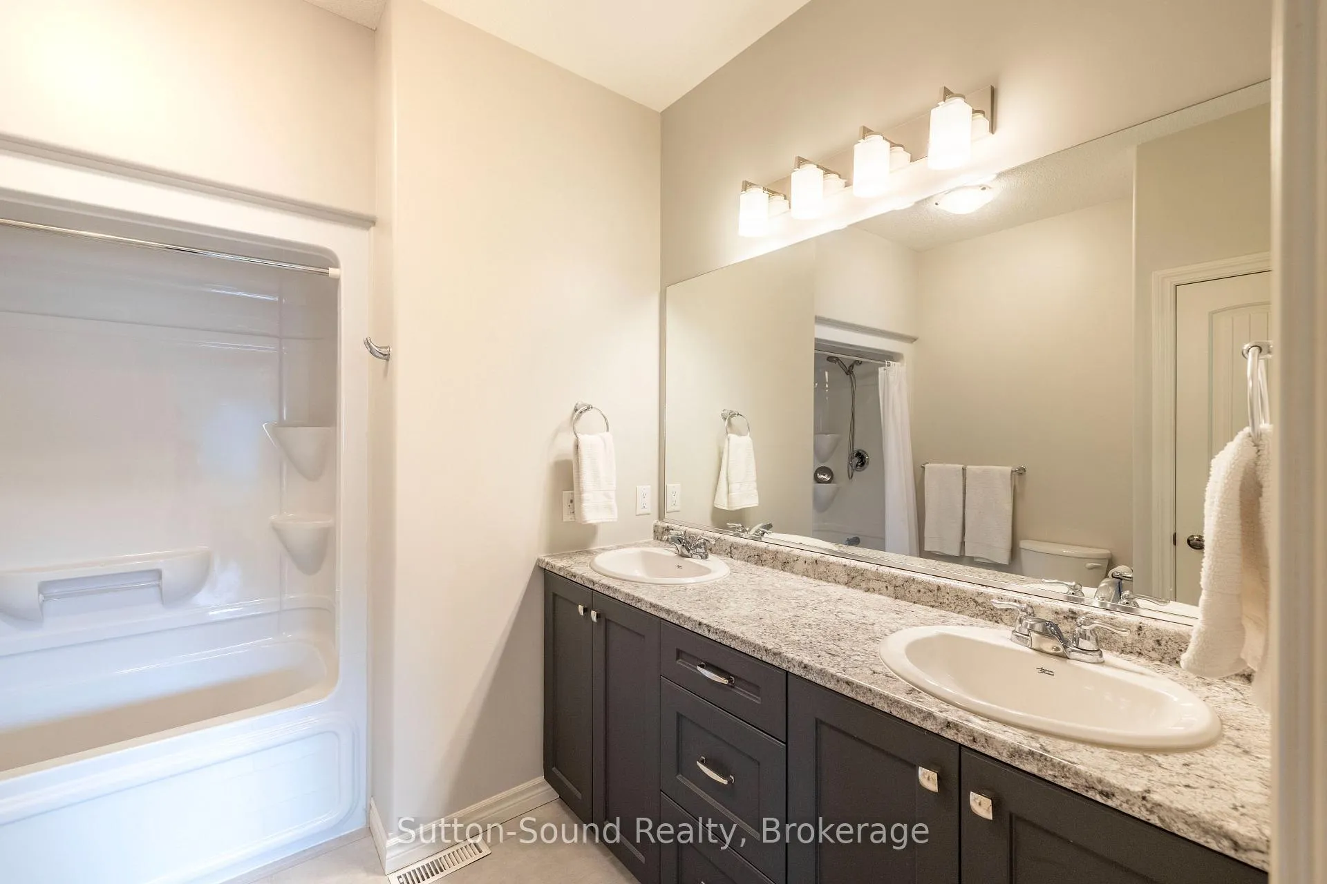 Photo 17 of 202 Meredith Way, Chatsworth — HOMEH