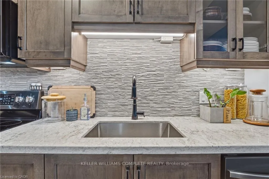 Photo 7 of Unit 31, 30 Times Square Boulevard, Hamilton, Stoney Creek Mountain — HOMEH