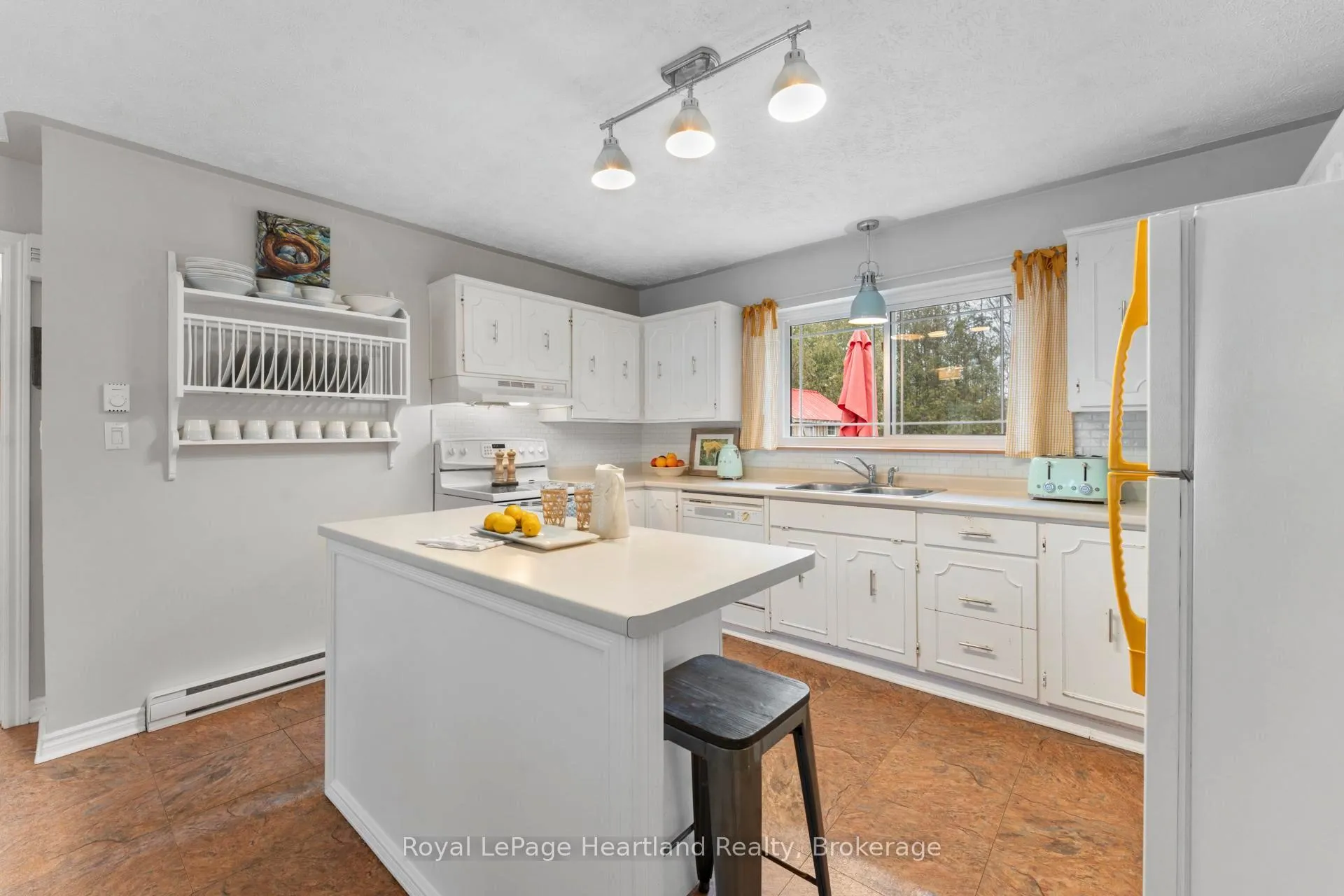 Photo 10 of 209 Cedar Close, Huron-Kinloss — HOMEH