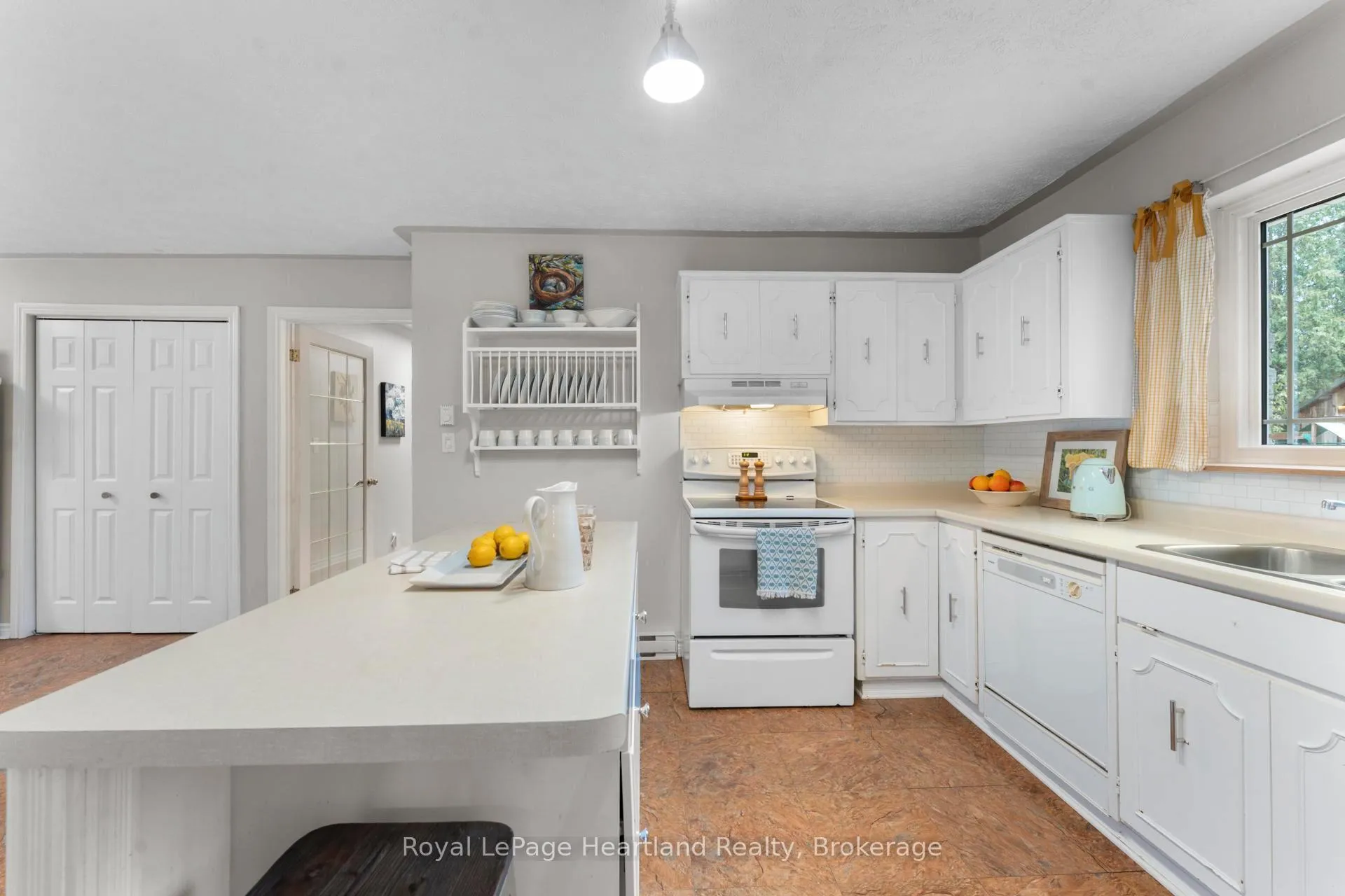 Photo 11 of 209 Cedar Close, Huron-Kinloss — HOMEH