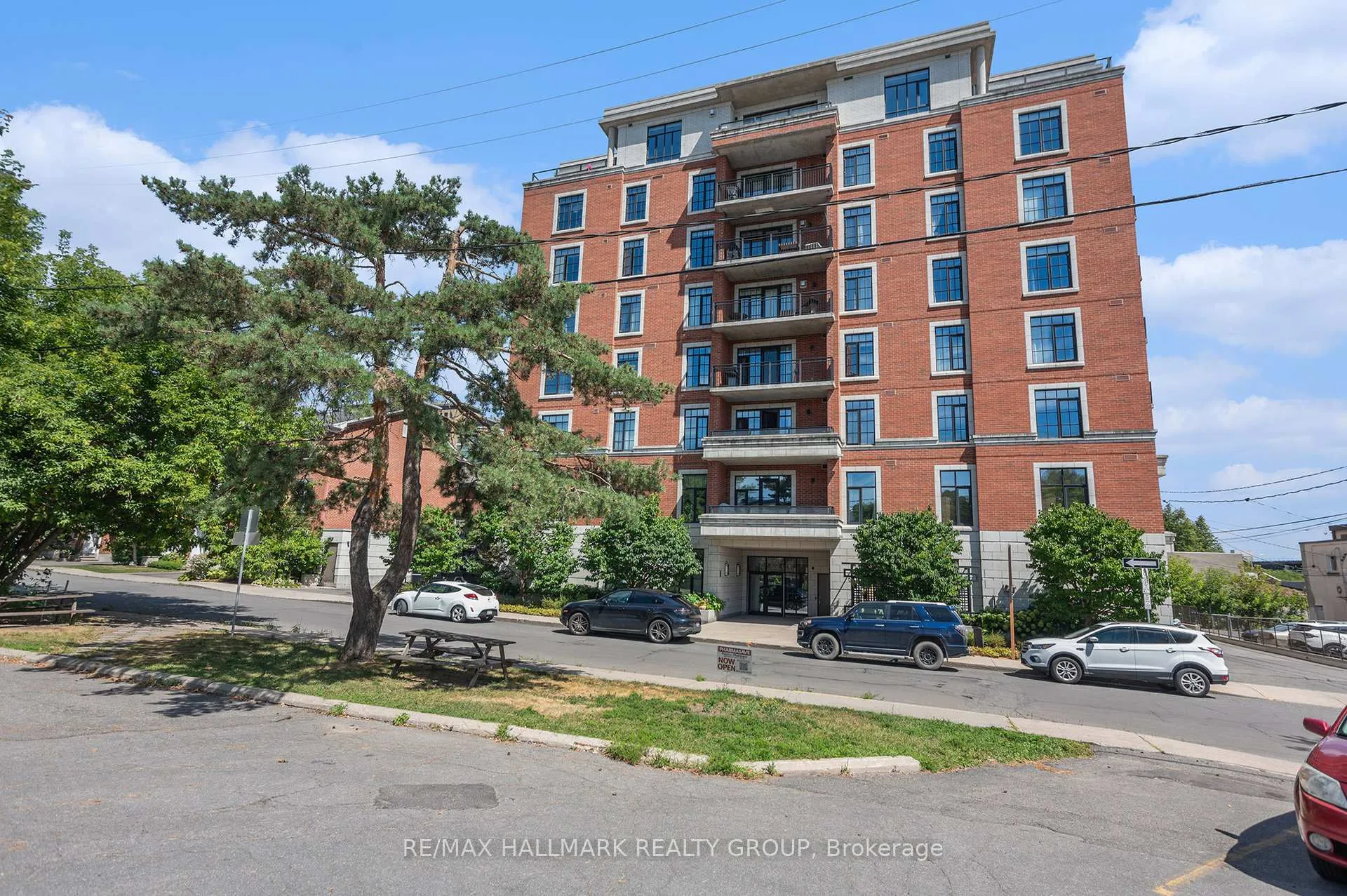 Front of Unit 205, 327 Breezehill Avenue S