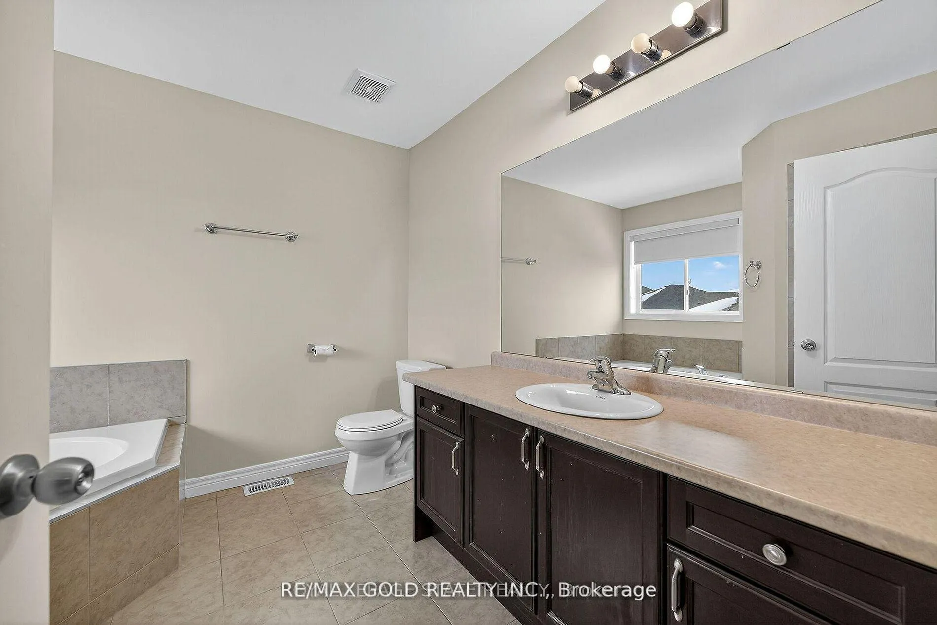 Photo 18 of 61 Irwin Avenue, Hamilton, Ancaster — HOMEH
