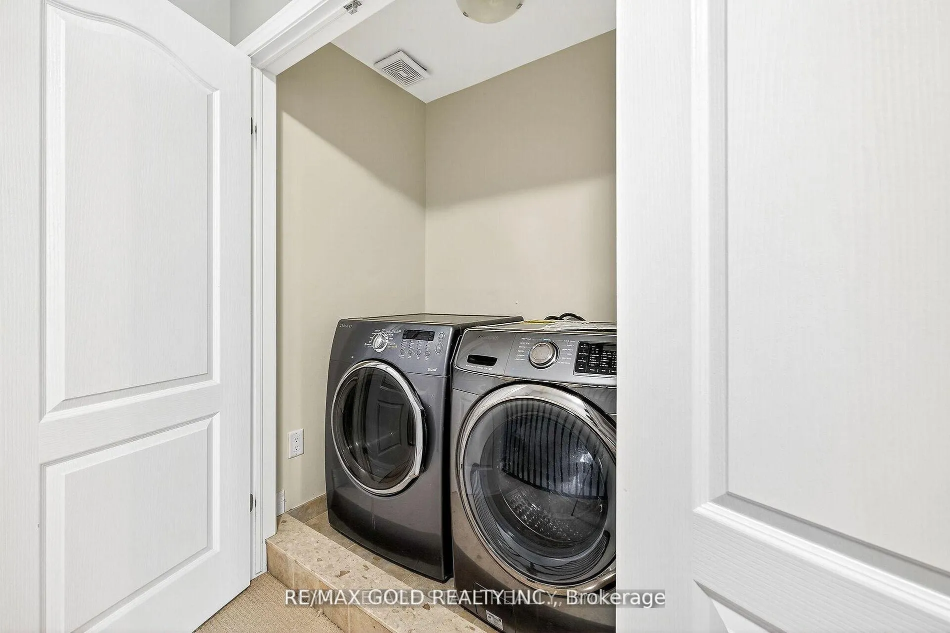 Photo 21 of 61 Irwin Avenue, Hamilton, Ancaster — HOMEH