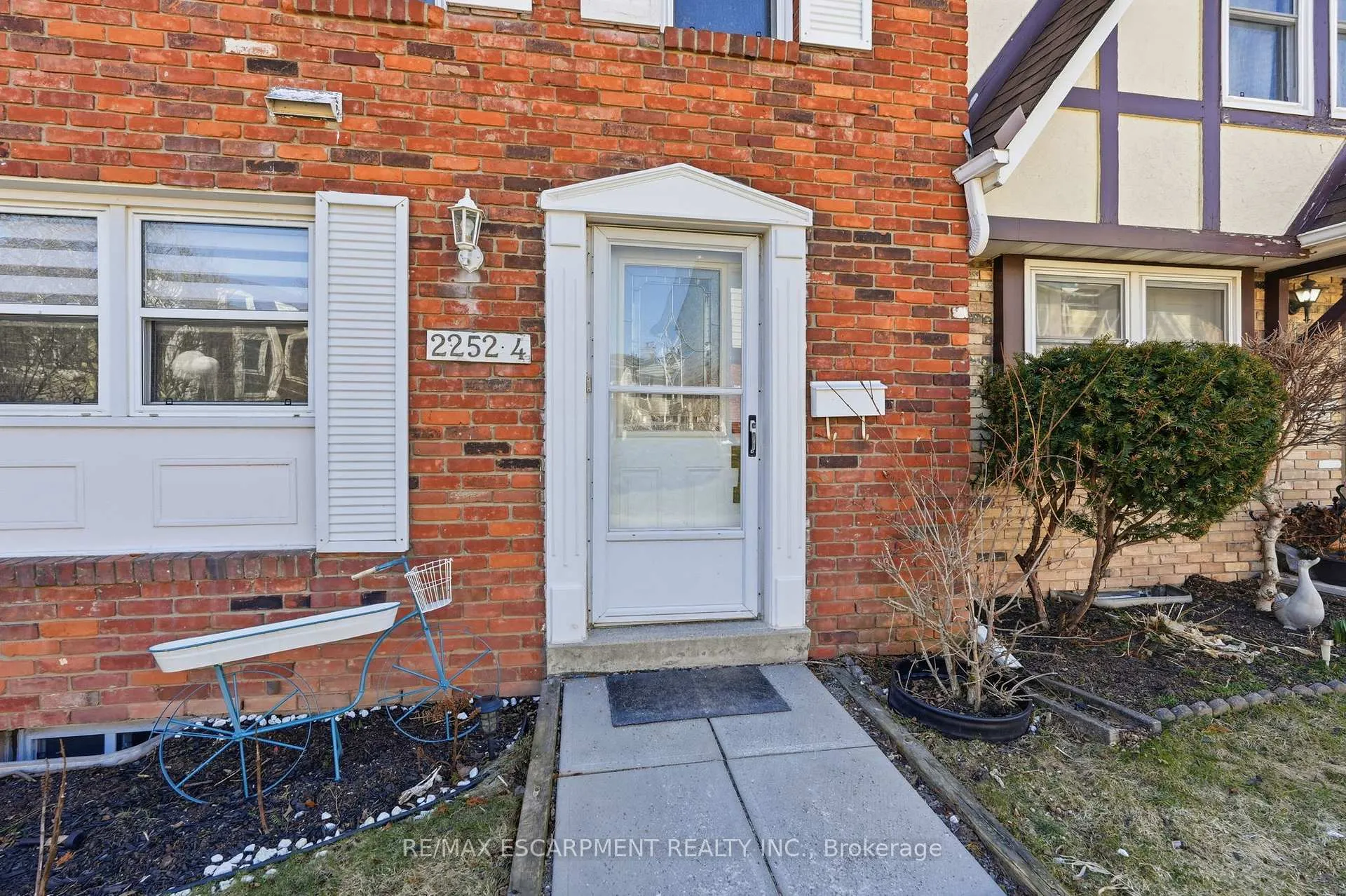 Photo 2 of Unit 4, 2252 Upper Middle Road, Burlington, Brant Hills — HOMEH