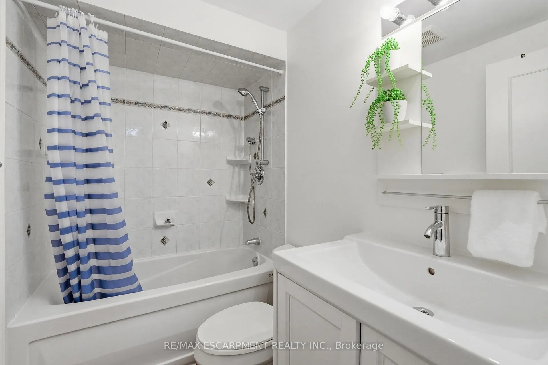 Photo 25 of Unit 4, 2252 Upper Middle Road, Burlington, Brant Hills — HOMEH
