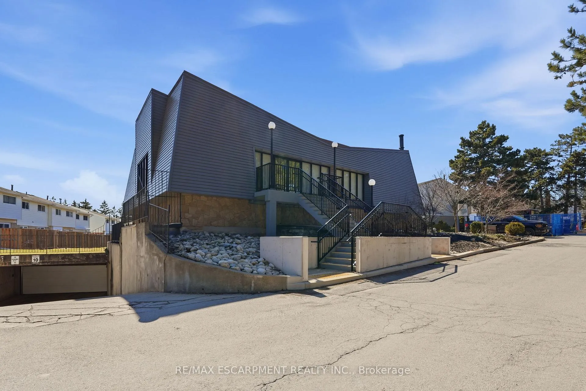 Photo 35 of Unit 4, 2252 Upper Middle Road, Burlington, Brant Hills — HOMEH