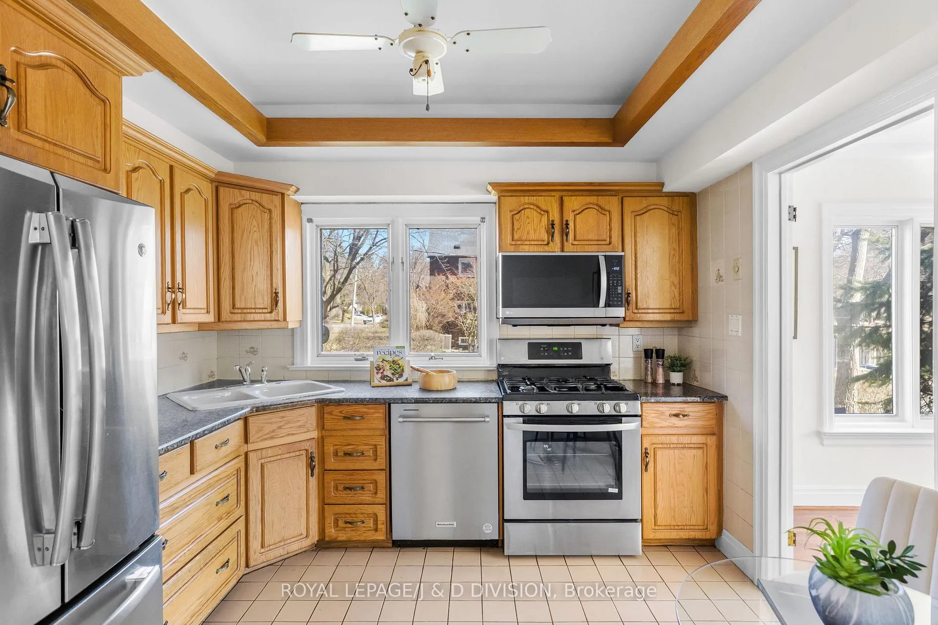 Photo 11 of 77 Chaplin Crescent, Toronto, Yonge-Eglinton — HOMEH