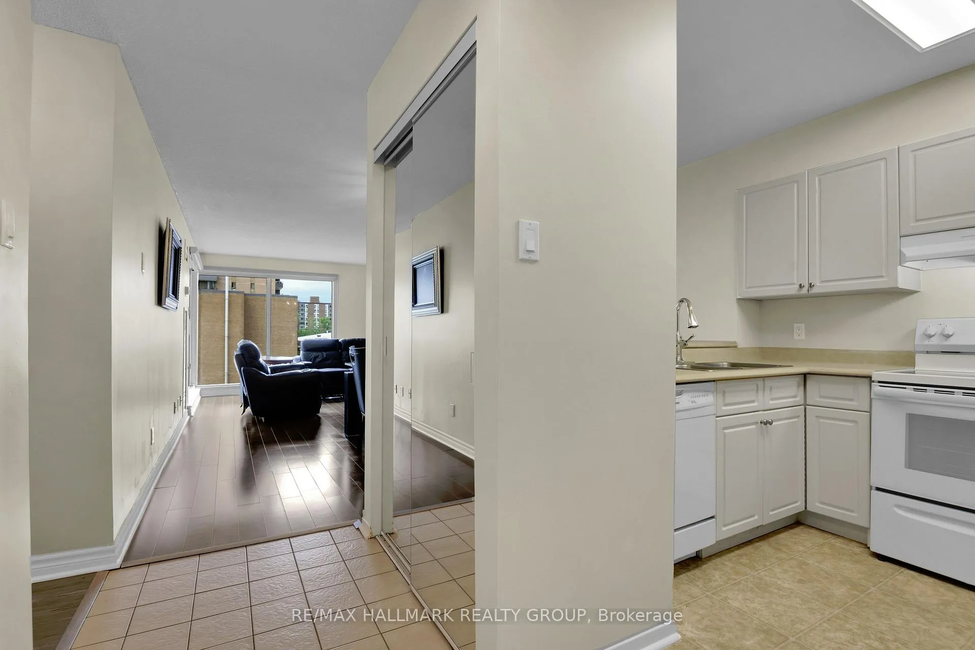 Photo 12 of Unit 503, 545 St Laurent Boulevard, Ottawa, Viscount Alexander Park — HOMEH