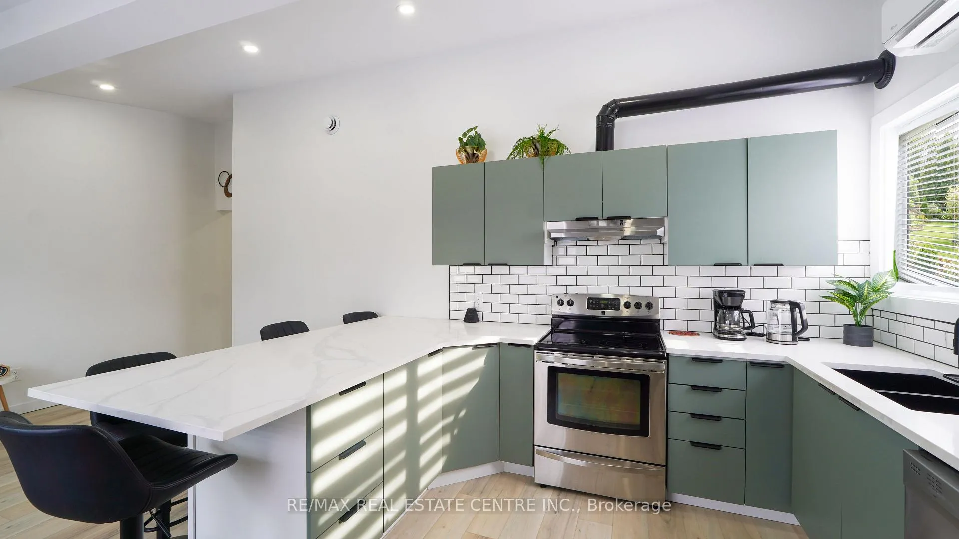 Photo 16 of 159 King Street, St. Clair — HOMEH