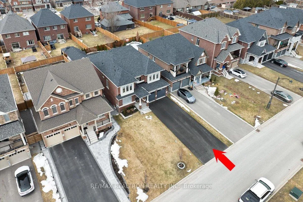 Photo 3 of 1952 Queensbury Drive, Oshawa, Taunton — HOMEH