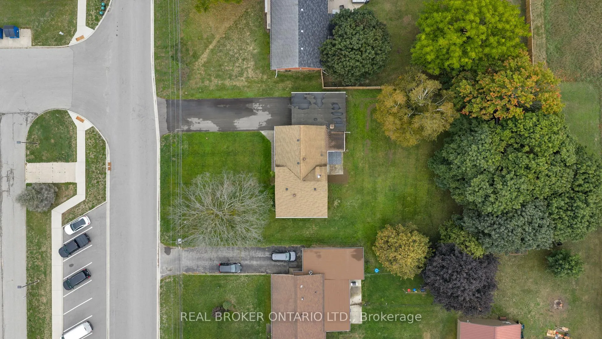 Photo 2 of 17 Locke Avenue, Clearview, Stayner — HOMEH