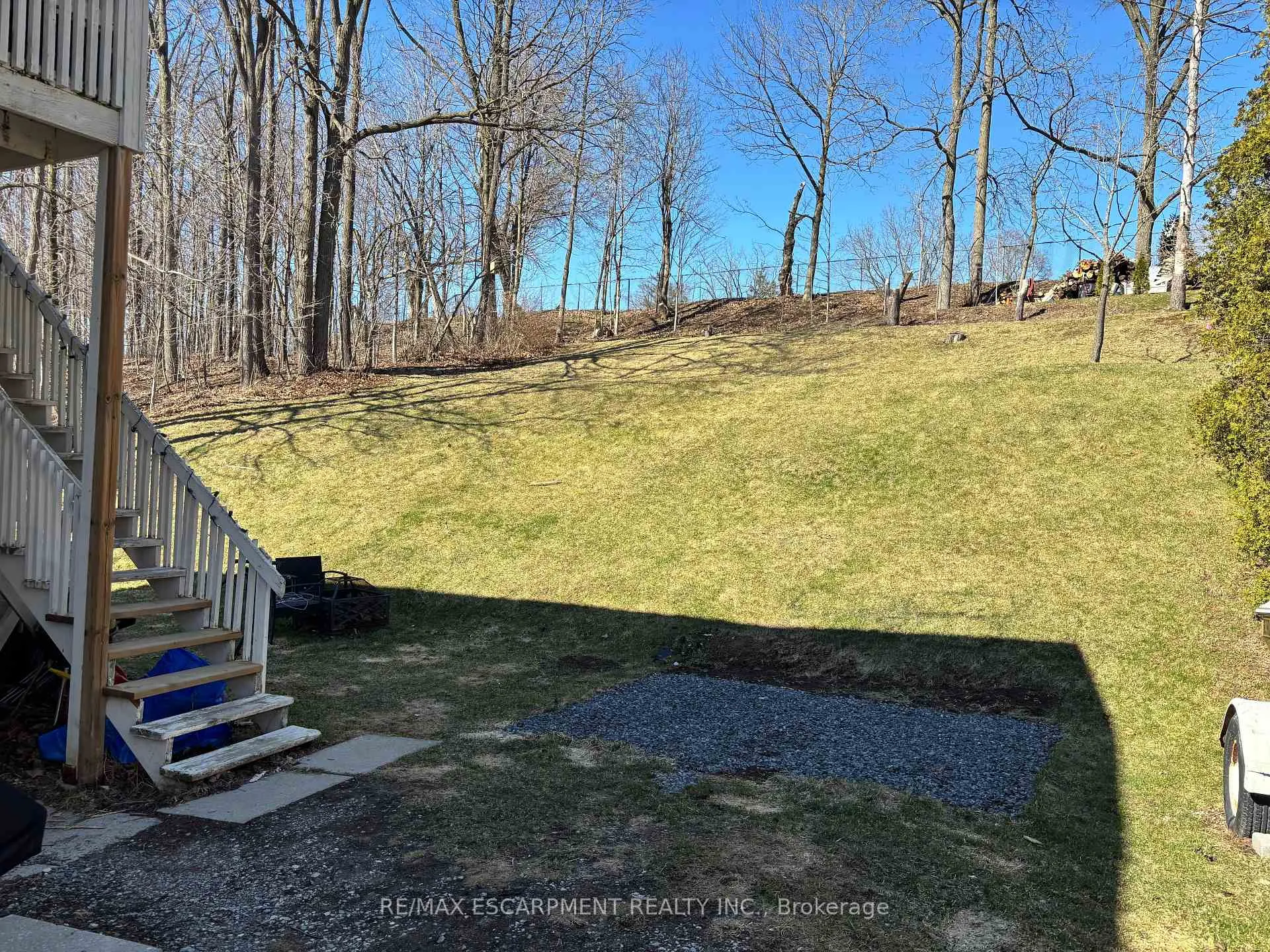 Front of Unit UPPER, 118 Sutherland Street E