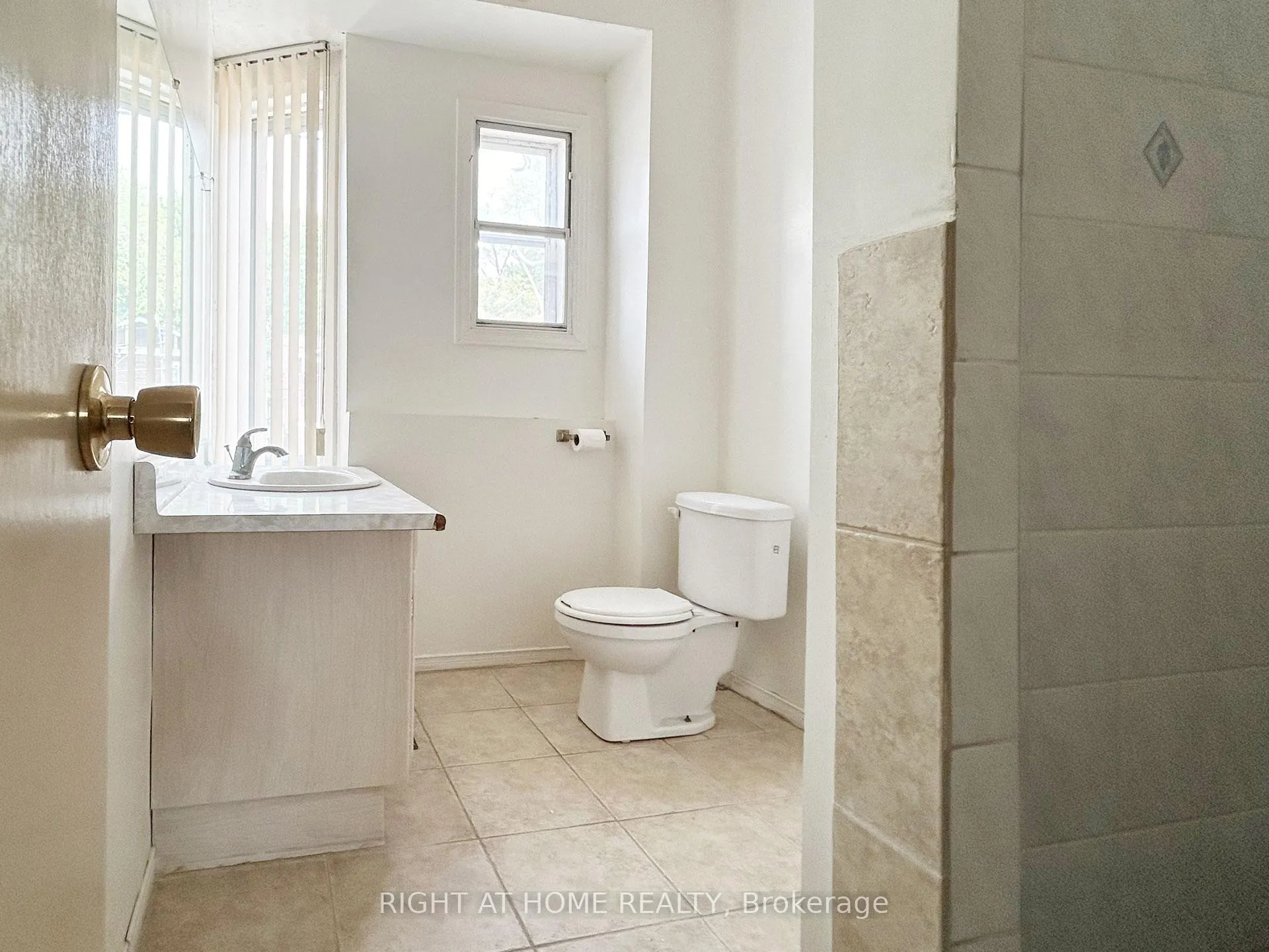 Photo 5 of 1313 Gerrard Street, Toronto, Greenwood-Coxwell — HOMEH