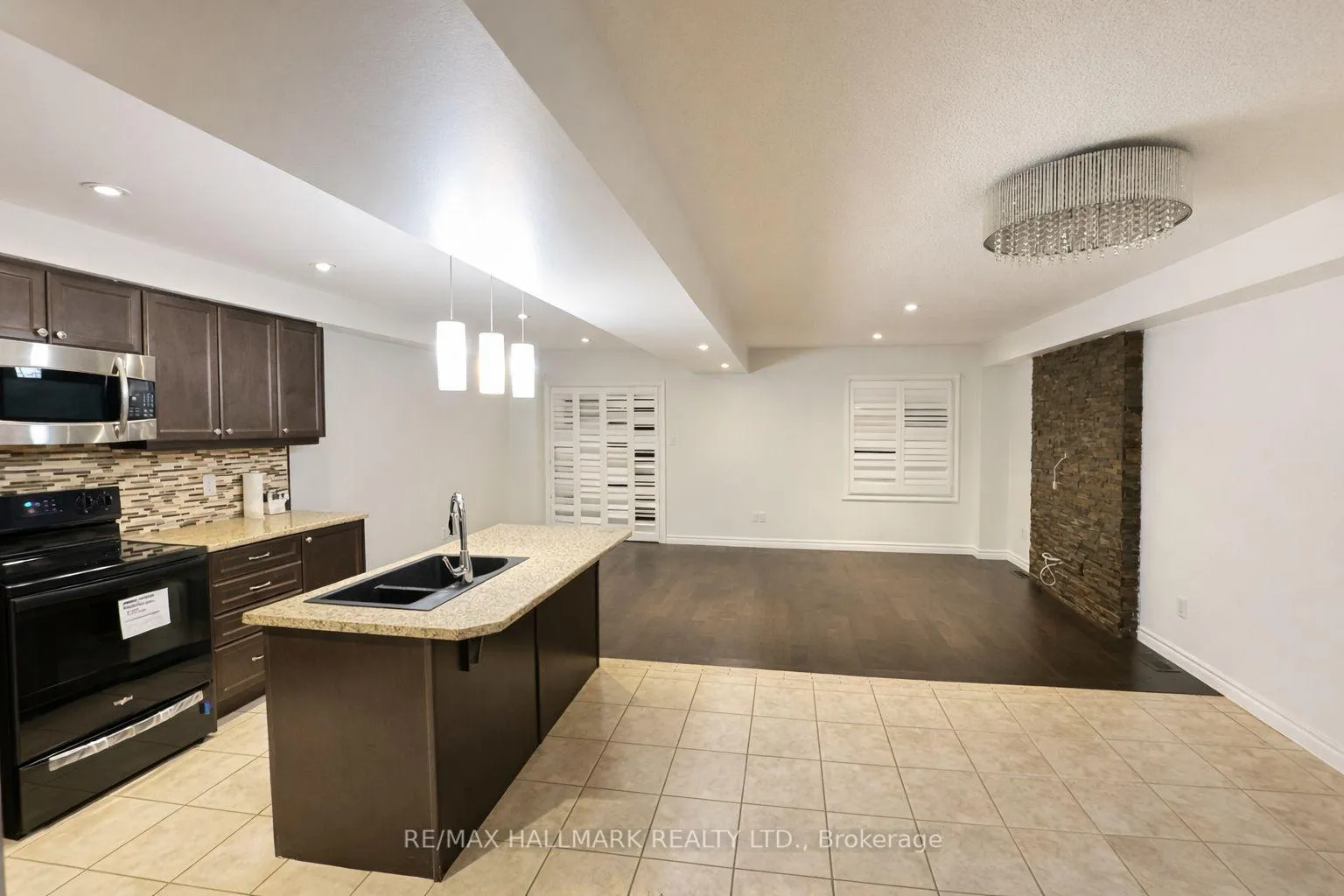 Photo 2 of 27 Waterbridge Street, Hamilton, Stoney Creek Mountain — HOMEH