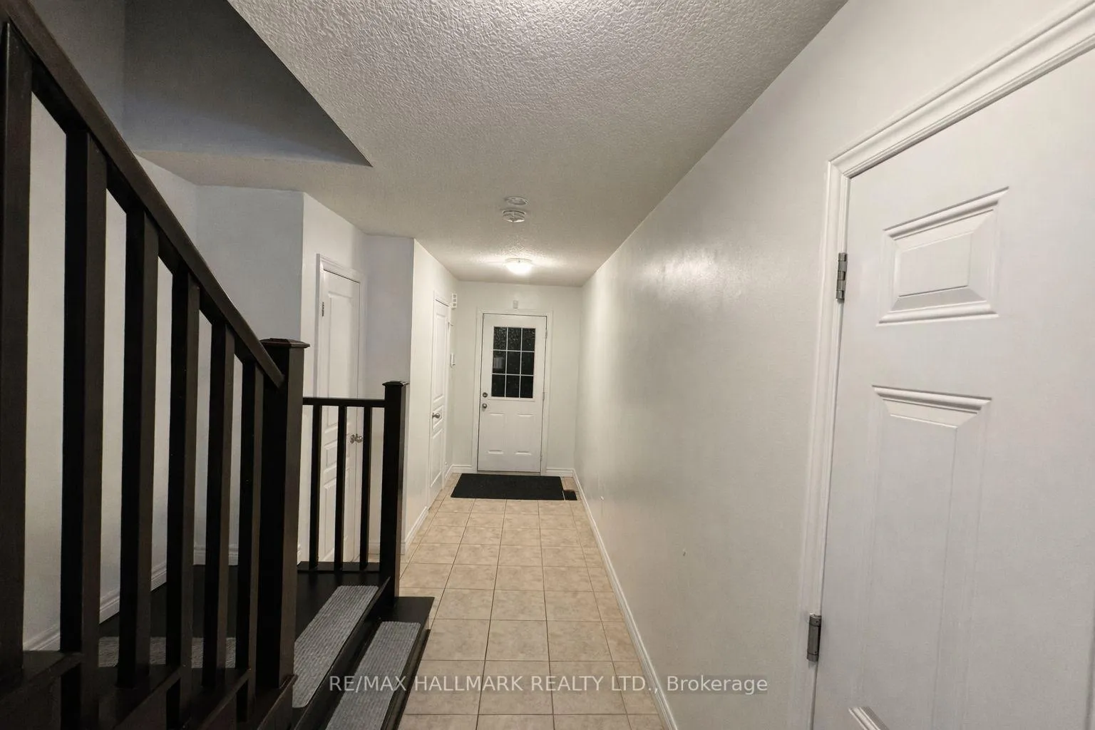 Photo 3 of 27 Waterbridge Street, Hamilton, Stoney Creek Mountain — HOMEH