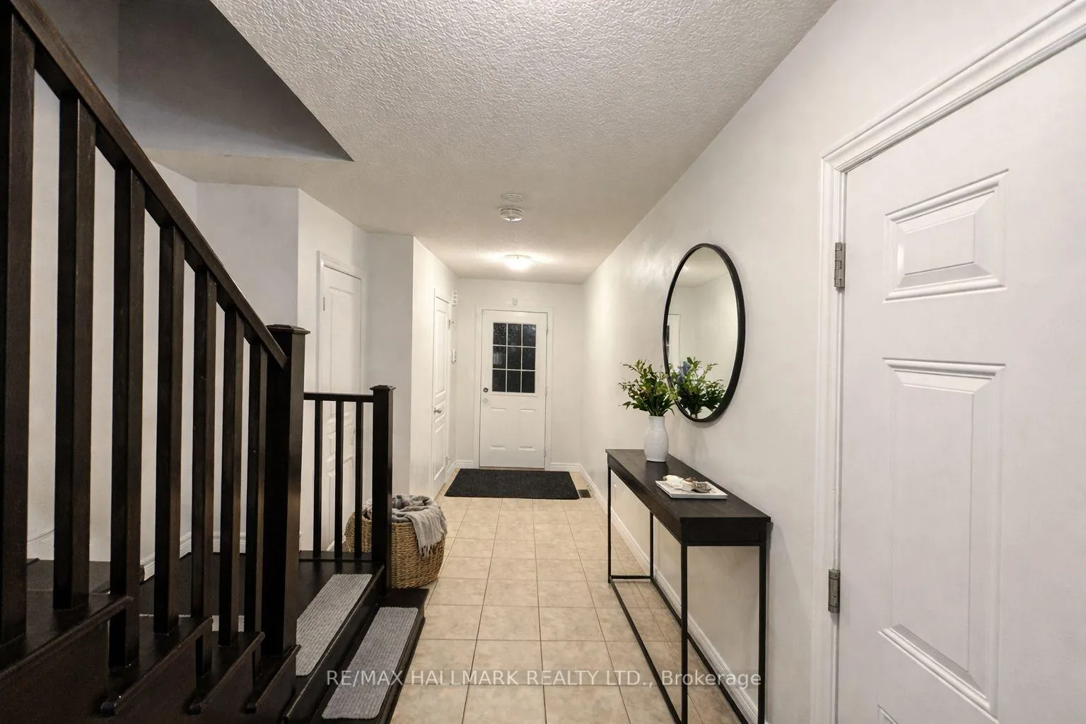 Photo 4 of 27 Waterbridge Street, Hamilton, Stoney Creek Mountain — HOMEH