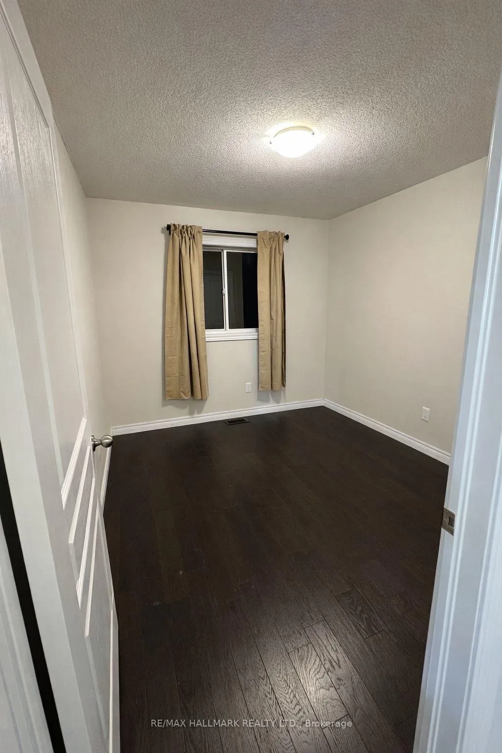 Photo 10 of 27 Waterbridge Street, Hamilton, Stoney Creek Mountain — HOMEH