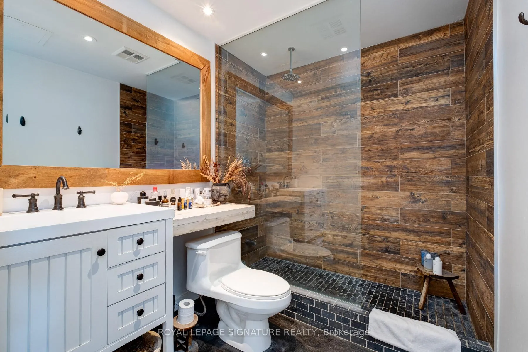 Photo 13 of Unit 510, 1 Shaw Street, Toronto, Niagara — HOMEH