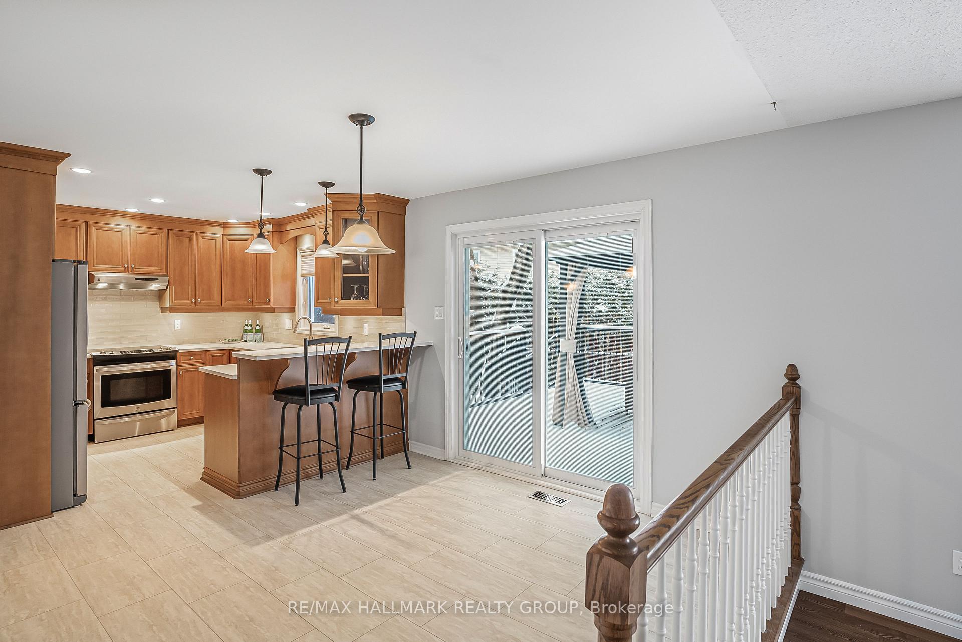 Photo 10 of 29 Keys Way, Ottawa, Hunt Club Park — HOMEH