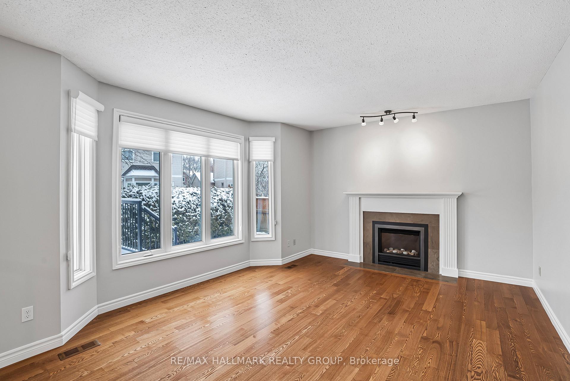 Photo 12 of 29 Keys Way, Ottawa, Hunt Club Park — HOMEH