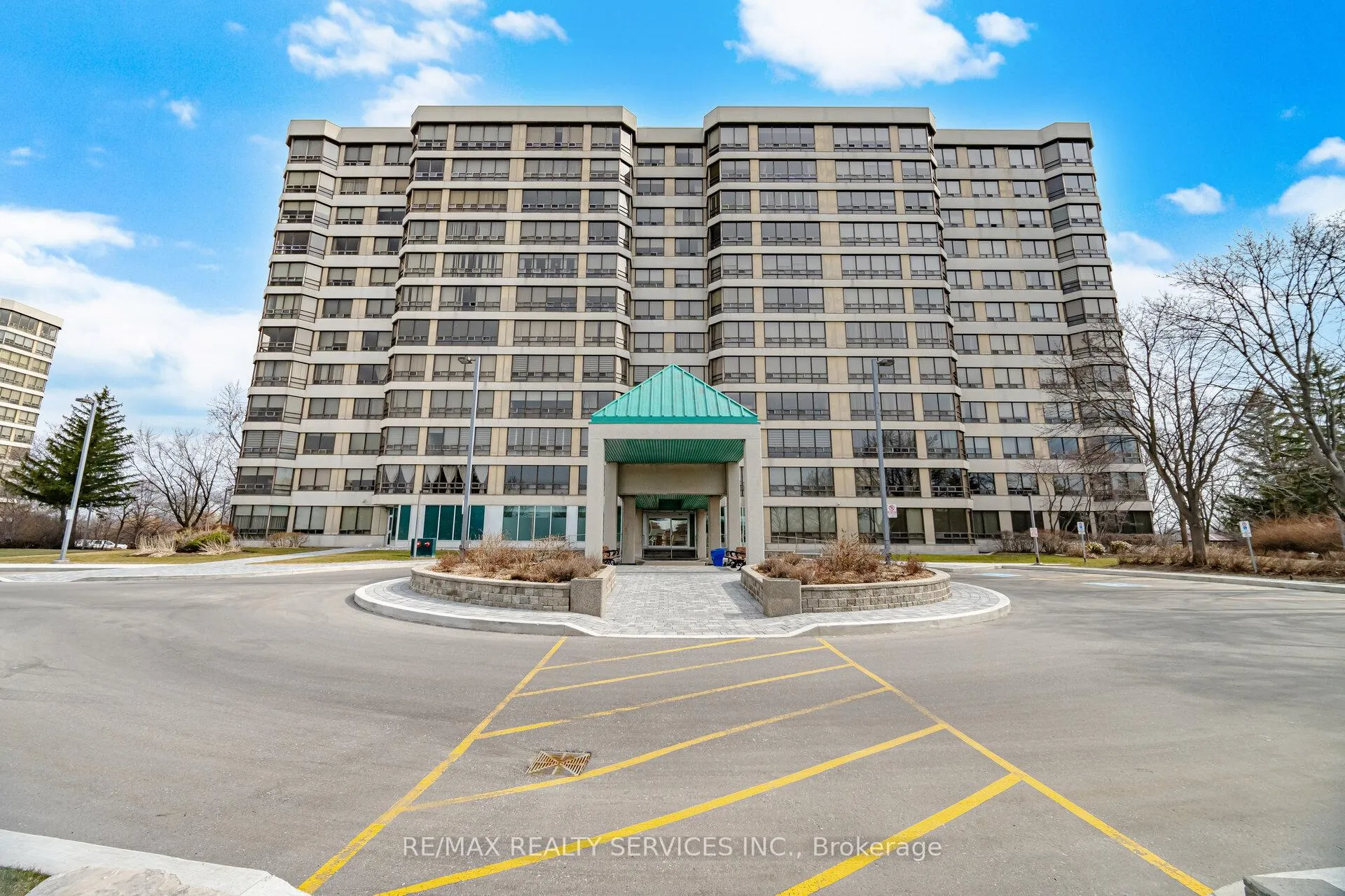 Front of Unit 711, 330 Mill Street S