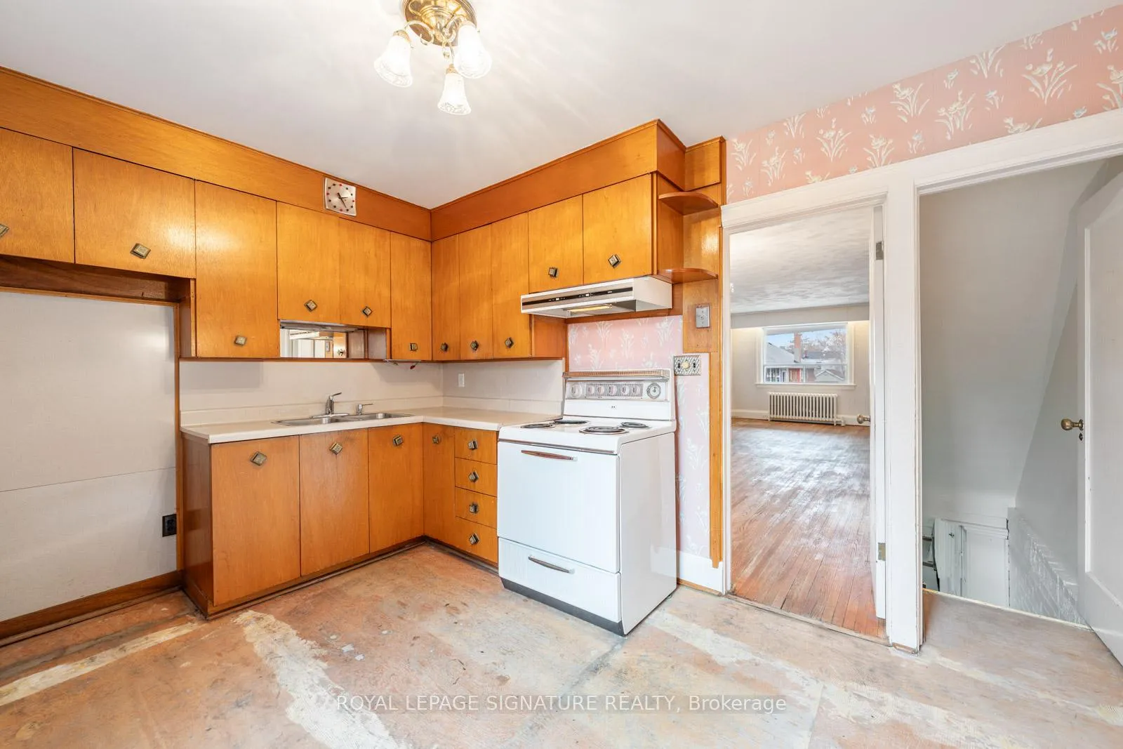Photo 9 of 15 Marlow Avenue, Toronto, Danforth Village-East York — HOMEH